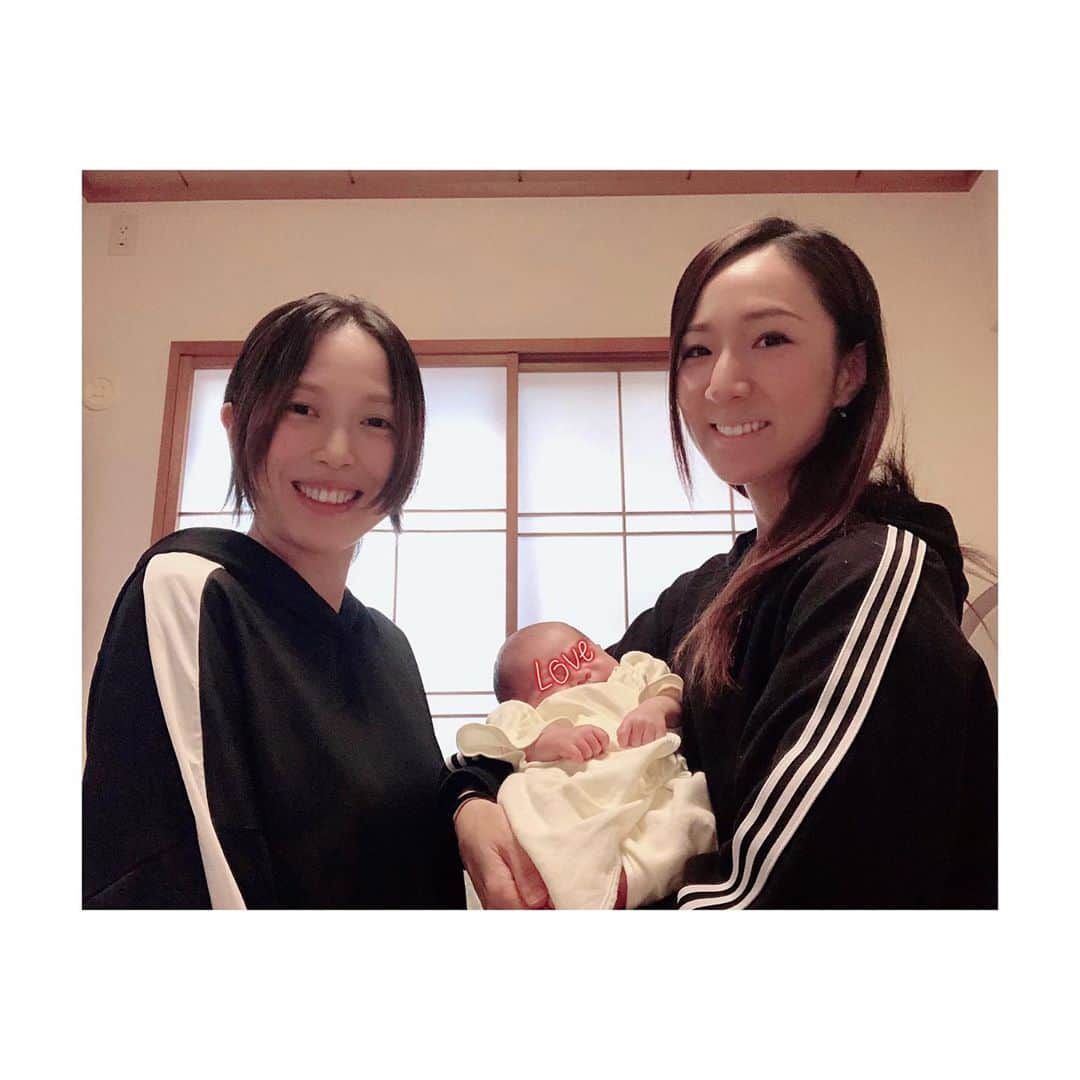 のインスタグラム：「重咲が母になりました🤱 産まれてまだ2週間の彼に初対面してきました👶💕 寝てても可愛い、泣いても可愛い、うん○しても可愛い、、、はぁ〜なにしても可愛い🥰🥰🥰 たまらんです❤️ . 一年前は一緒に劇団朱雀 復活公演に向けてお稽古してたのに、１年後には母ですって❣️ すごいよねー🥺 すくすく元気に育つんだよ〜👦🏻❣️✨✨✨ . . 久しぶりに会って、服が若干被ってる今日の私たちの写真と 一年前の公演中に、クリスマスムードよりクレープに夢中だった私たちの写真を添えときます😉笑 . . なおぷ👰‍♀️ともちゃん🤵‍♂️Sくん👶 本当におめでとう🎉 大変なこともあると思うけど、楽しく子育てがんばってねー👶💝 またあそんでね！笑」