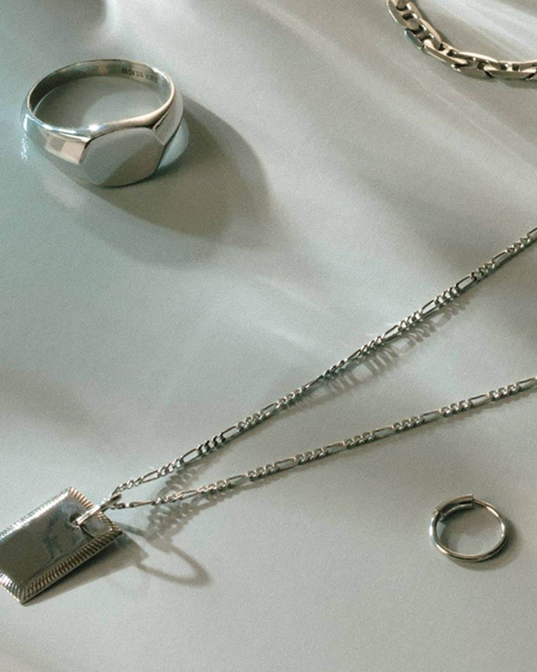 MR PORTERのインスタグラム：「From @mariablackjewellery to @bleueburnham, we're taking a look at the jewellery brands to know about this year — whatever your style. Read more via the link bio.」