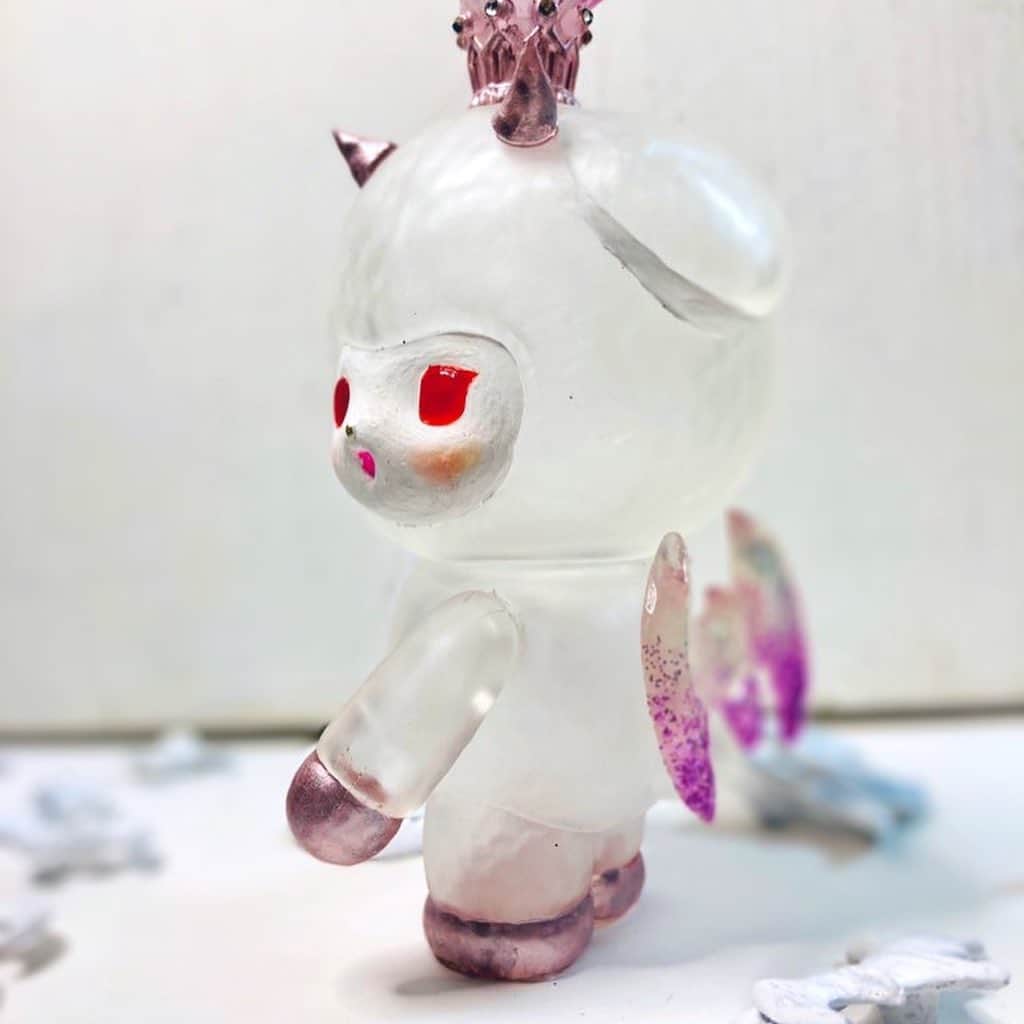 加倉井ミサイルのインスタグラム：「『蜂起せよ！我が同胞たちよ！！ この地上をそなたたちのちいさな吐息で凍てつきさせたまえ❄️😈❄️』  #フロスティミミ がゆっくりとビルから降り立つと、氷刃が走り大地が裂け、冷たい風がゴオッと吹いた。  #ワルミミ #warumimi  #今日のミミちゃん🐏 #todaysmimi🐏 #sofvi #vag22  #medicomtoy #絵本  #manga #cartoon #cartoons  #painting #illustration #art #artwork #artist #picturebooks #Childrensbook #childrenbook #stuffed #softtoy #softtoys #stuffedanimals #stuffedsheep  #sheep #happy」