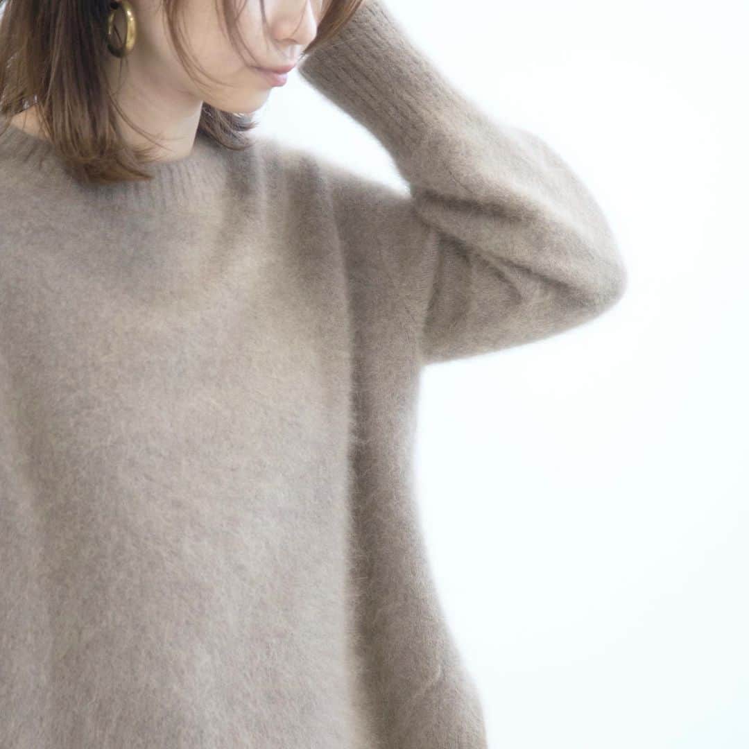 INDIVIのインスタグラム：「- knit styling -﻿ ﻿ ﻿ 長めの毛足でふんわりとした風合いが特徴のニット。﻿ 非常に柔らかくリッチな肌触りのため、高級感のある1枚です。﻿ ラクーンの毛は、抜けにくく軽い素材なので着心地良く、﻿ お取り扱いしやすいお素材です。﻿ ﻿ ﻿ ▼ベージュ着用モデル 162cm 38size﻿ ✴︎knit.¥20,900(税込)﻿ ✴︎no.127-19425﻿ ﻿ ﻿ ▼ベビーピンク着用モデル 154cm 05size﻿ ✴︎knit.¥20,900(税込)﻿ ✴︎no.127-19825﻿ ﻿ ✴︎skirt.¥19,250(税込)﻿ ✴︎no.127-79678﻿ ﻿ ﻿ #INDIVI﻿ #インディヴィ」