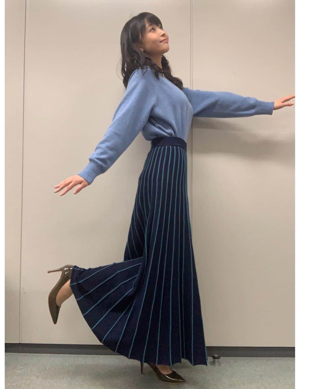 渡邊渚さんのインスタグラム写真 - (渡邊渚Instagram)「最近はブルーの衣装が多め💃 特に写真2枚目のニットロングタイトスカートは、体にフィットして綺麗な形でした✨  今週は金曜日のめざましもスタジオに出ますので、ぜひ見てくださいね！  #2枚目どういうポーズ...? #スカートの綺麗さを伝えたかったんです #衣装#ワンピース#トップス#セーター#ニット#ニットスカート#スカート#ブルー#青#ヘアメイク#めざましテレビ」11月9日 18時57分 - watanabenagisa_