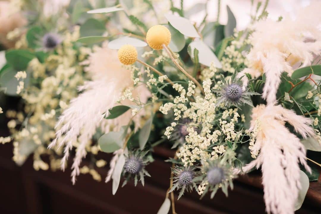 アニヴェルセル 白壁 公式さんのインスタグラム写真 - (アニヴェルセル 白壁 公式Instagram)「* 『ナチュラルウェディングのテーブルコーデ💓』 * お花畑から摘んできたような小花をさりげない雰囲気でまとめたナチュラルウェディングにぴったりのテーブルコーディネート💐 * 優しい雰囲気がまるでゲストの皆様を新居にお招きしたような温かな印象を与えます💓 * 同じグリーンでも花材を変えることで、ナチュラルウェディングを更におしゃれな雰囲気を演出することができますよ♬ * 装花を活ける花器もキラキラとした花瓶ではなく小さな小瓶に入れるとよりこなれた雰囲気に💍 * アットホームなパーティにぴったりです💕 * * * * *.゜｡:+*.゜｡:+*.゜｡:+*.゜｡:+*.゜⁣ 東海エリアを代表する⁣ 花嫁の美しさが輝くロイヤルブルーの大聖堂⛪⁣ ⁣ 「アニヴェルセル 白壁」⁣ ⁣ 花嫁のトレンドをおさえた⁣ 憧れウェディングを紹介していきます✨⁣ ⁣ ▼ご連絡はアカウントトップ（ @anniversaire_shirakabe ）にある【問い合わせ】の『電話する』『メール』より📞⁣ *.゜｡:+*.゜｡:+*.゜｡:+*.゜｡:+*.゜⁣ * * * * #アニ嫁 #アニスタグラム #アニヴェルセル #オリジナルウェディング #アニヴェルセル白壁 #結婚式場 #冬婚2020 #式場見学 #愛知花嫁 #愛知プレ花嫁 #結婚準備 #名古屋花嫁 #名古屋プレ花嫁 #名古屋結婚式 #花嫁準備 #秋婚 #冬婚 #結婚写真 #名古屋ウェディング #ウェディングフォト #ウェディングコーディネート #テーブル装花 #ナチュラルウェディング #メインテーブル #ゲストテーブル #ゲストテーブル装花 #メインテーブル装花 #ウェディング装花 #会場コーディネート #anista_coordinate」11月9日 19時00分 - anniversaire_shirakabe