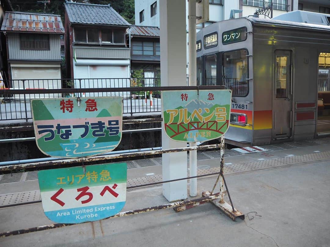 のインスタグラム：「【#富山地鉄 #宇奈月温泉駅 】 そして列車はいよいよ本線の終点、宇奈月温泉駅に到着^^* 列車に乗っている人はほぼわたしだけ。 パシャパシャ写真をとったり、かぶりついたり、路線図にみえた景色とかをメモりまくり、鉄おたを最高に楽しんでいた私····· この宇奈月温泉駅で、運転士さんに 「鉄道がすきなの？^^*何をメモっていたんだい？」 ときかれて、「あ、あのいい駅舎とかをメモってました·····」と·····笑 ちょっと恥ずかしかったです。笑 * とはいえここでもぱしゃぱしゃ〜 1枚目: 富山駅と同じく、ここにもヘッドマークが飾られていました☺️ 2枚目: とうちゃく！ 3枚目: 待合室のベンチにこんなものが····· * 4枚目: すぐとなり、富山地鉄のホームと並行するように、黒部峡谷鉄道のボギー車両が静かにお休みしていました。 宇奈月発の終電は14:56。時刻は17:25·····とっくに終電あとなのです。 5枚目: 3100形も！ 手前は昨年導入したばかりの新型客車✨ ほんとは黒部峡谷鉄道にもひさびさのりたかったなーこんどは！😇 * 6.7枚目: 宇奈月温泉駅のホームには！ 足湯くろなぎという、なんと足湯もあるのです。 あっという間に折り返さなくてはいけないので、せめて足湯だけでも😭と····· 短い時間でしたがじんわり暖かくて、1日の疲れもふっとびました😘 * 8枚目: 駅改札😇 * ふたたび、列車は折り返し富山方面へとむかいます·····。 9枚目: これまた渋くて行きも気になっていた内山駅。 10枚目: 夕陽をうけた栃屋駅ホーム····· いよいよ1日もおわりです。 ✂ーーーーーーーーーーーーーーーーーーーーーーーーーーーーーー✂ というわけで長すぎた1日もいよいよ次でラスト！長かった！笑 またつづく♥ #富山地方鉄道 #車窓からの景色 #駅巡り #駅舎めぐり」