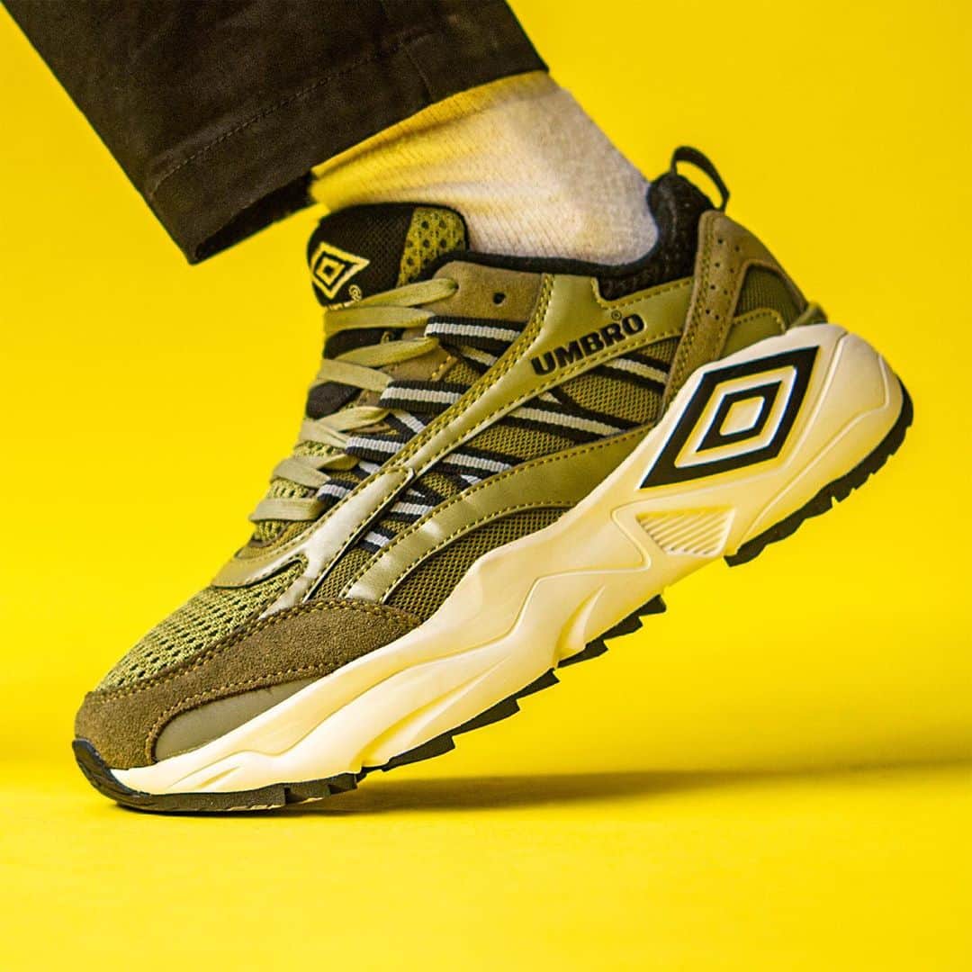 UMBROさんのインスタグラム写真 - (UMBROInstagram)「A serious style decision.  Neptune LE in avocado, black, dried herb or white, black, nimbus cloud?  Both available now. Hit the 🔗in our bio to find out more.  #umbro #umbroARP #sneakers @umbro」11月9日 19時01分 - umbro