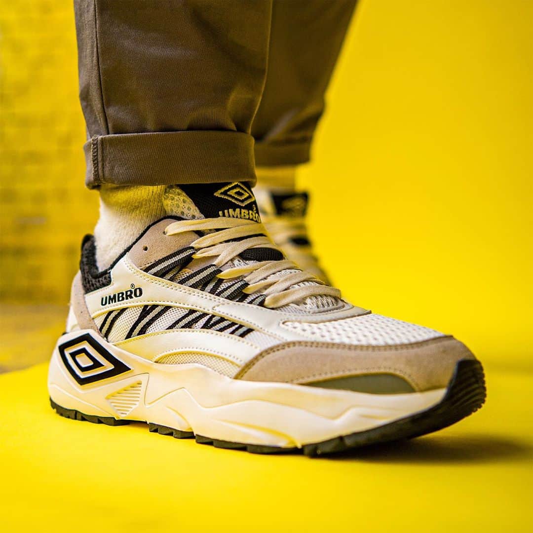 UMBROさんのインスタグラム写真 - (UMBROInstagram)「A serious style decision.  Neptune LE in avocado, black, dried herb or white, black, nimbus cloud?  Both available now. Hit the 🔗in our bio to find out more.  #umbro #umbroARP #sneakers @umbro」11月9日 19時01分 - umbro