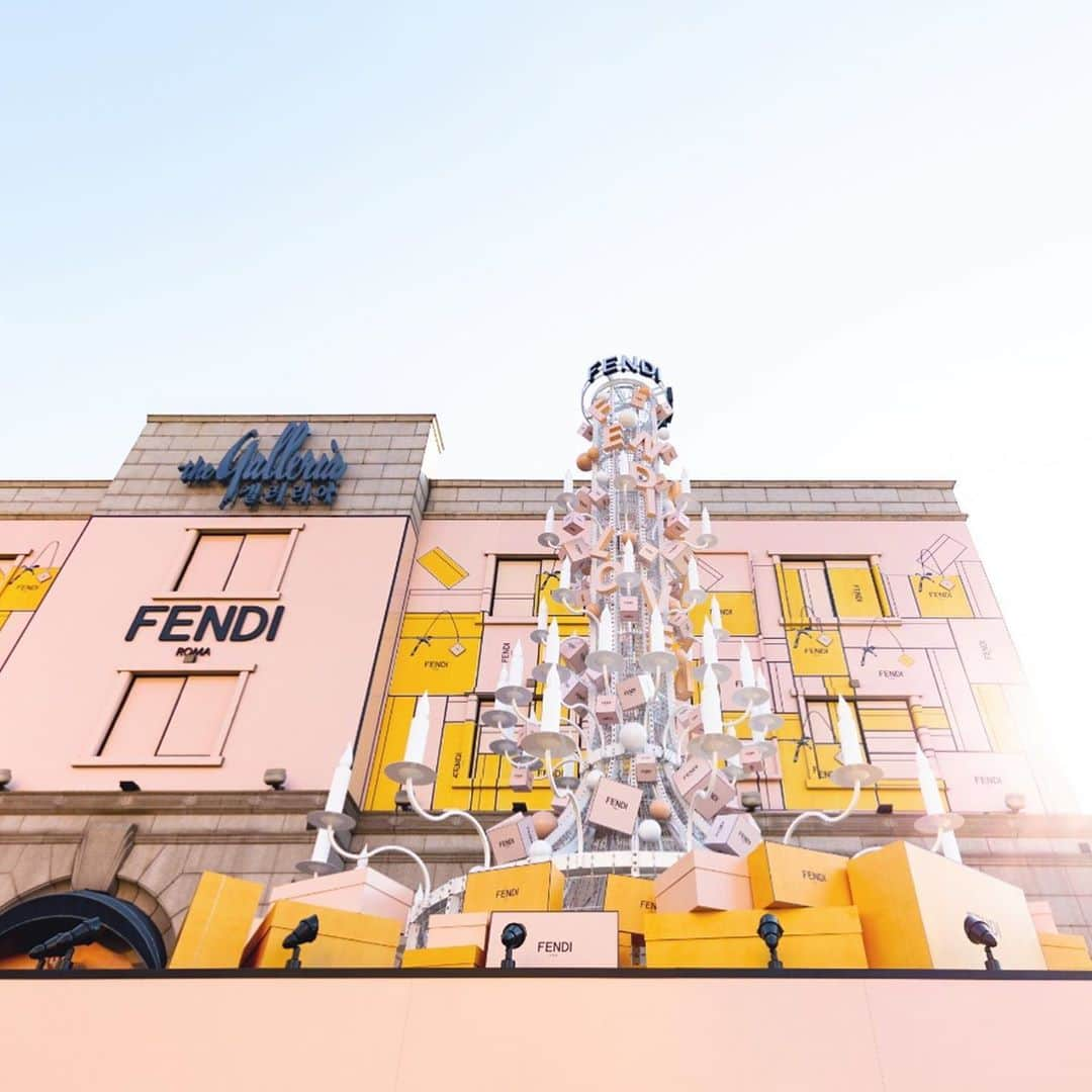 Fendiさんのインスタグラム写真 - (FendiInstagram)「Christmas is just around the corner! We’re delighted to unveil the exclusive takeover of @galleriadept façade, inspired by Fendi Pack, a bold and ironic collection of real-like accessories that resemble the Fendi Packaging, celebrating the #FendiHoliday magic around the world. Spreading Christmas joy and hope for the future, from now until December 31. #FendiGifts」11月9日 19時01分 - fendi