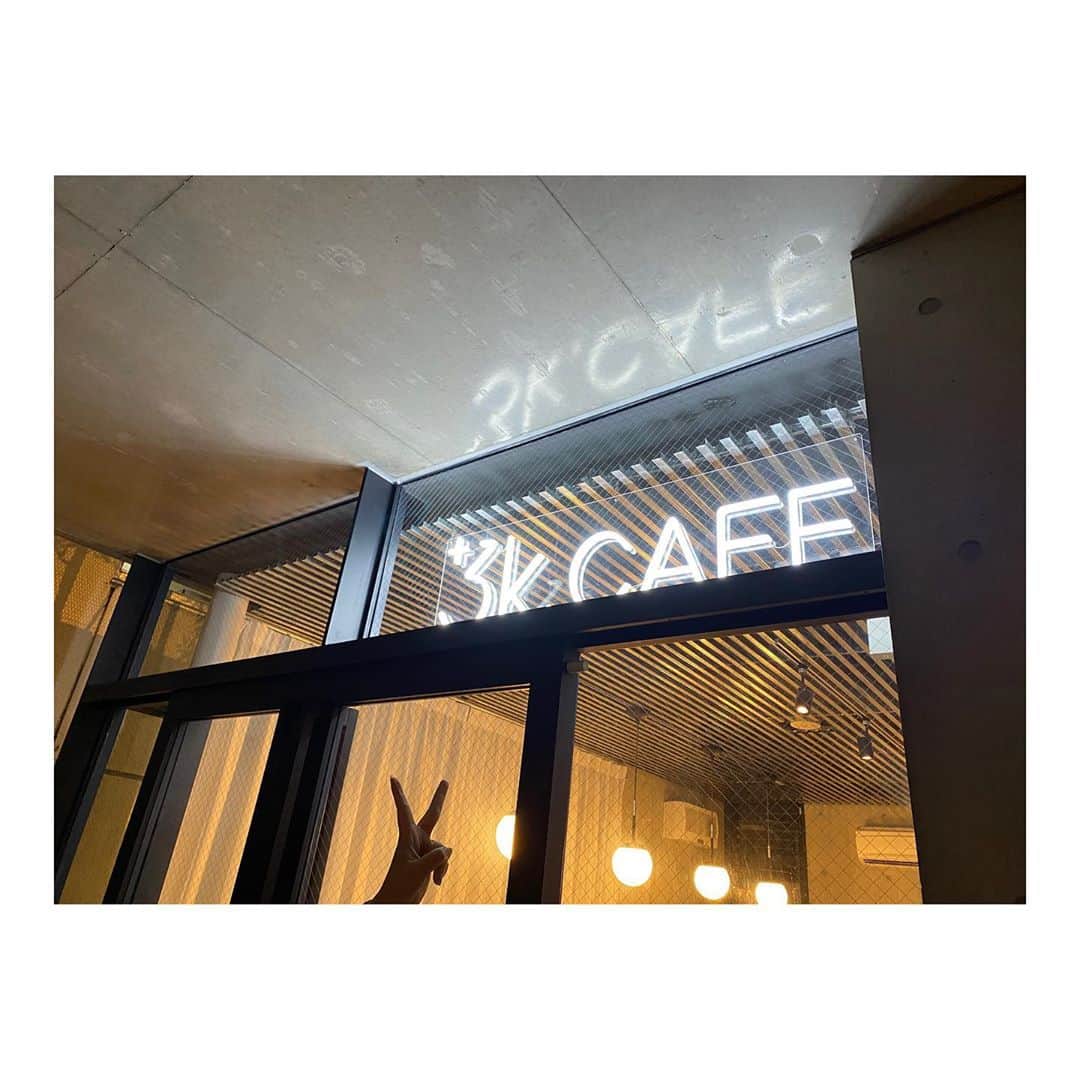 竹内彩姫のインスタグラム：「． ． ずっと行きたかった #3kcafe に愛理と行ってきました♥  気になっていた #黒のバスクチーズケーキ が 甘くて美味しかったです‪‪☺︎‬ （愛理のは #白のバスクチーズケーキ♡）  #3k #Cafe #栄カフェ #バスクチーズケーキ  #ほうじ茶ラテ #ココア #カフェ巡り」