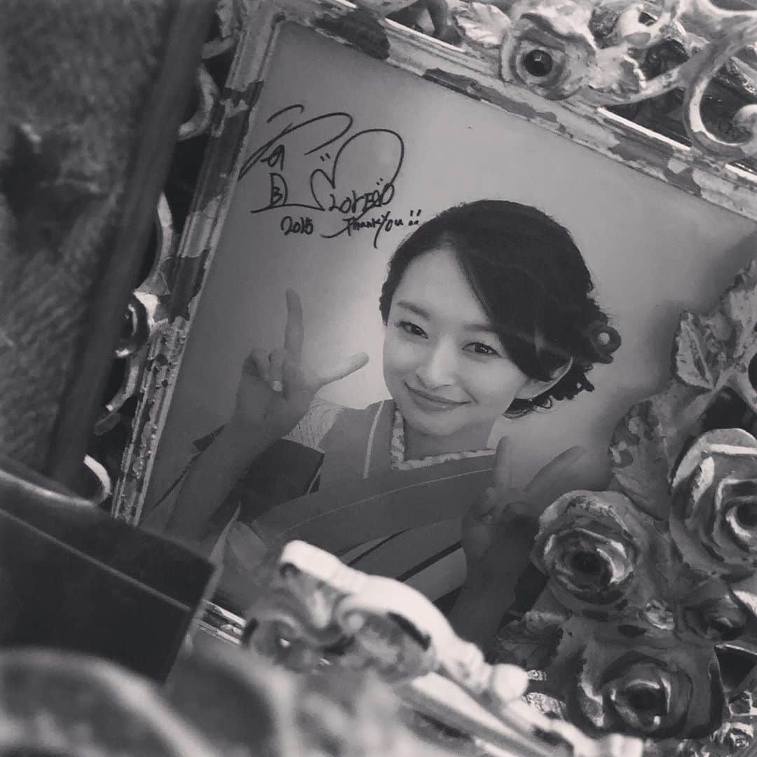 島袋寛子さんのインスタグラム写真 - (島袋寛子Instagram)「– 母の家にあった写真。 2015年らしい。 若い😂 ちなみに、二枚目の写真をみるとわかりますが、1番先頭はマロニさん♡」11月9日 19時05分 - hiroko.shimabukuro