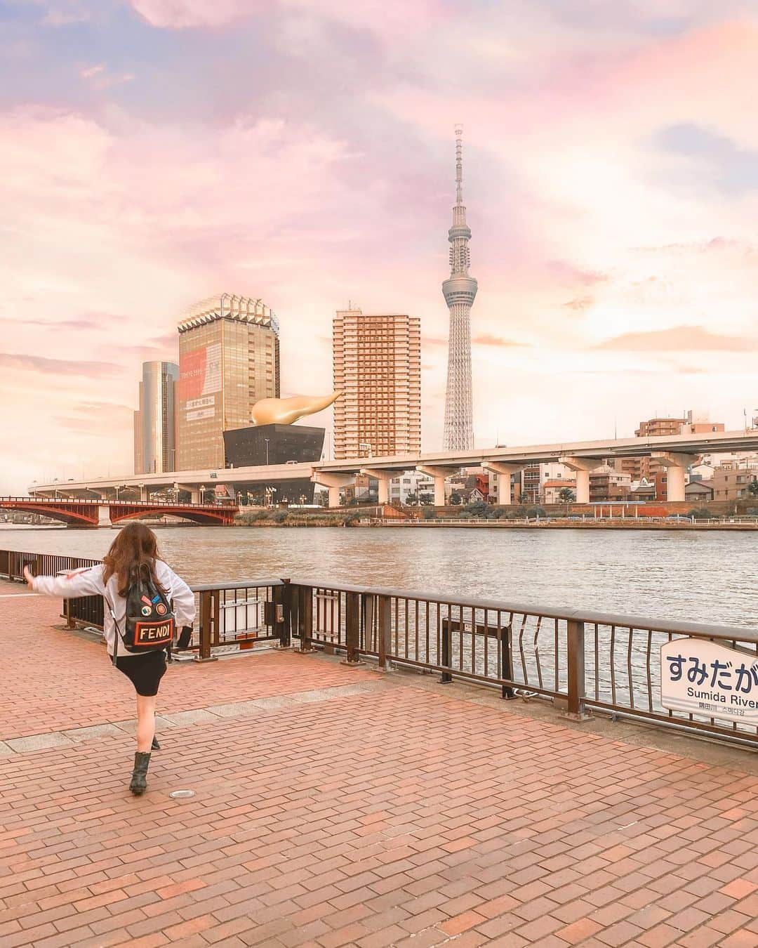 藤子さきのインスタグラム：「謎の動きしてたらややマイケルジャクソンみたいな写真になりました。 隅田川沿いのマイケルです。 #asakusa #tokyo #michaeljackson #sumidariver #ハッシュタグ　#なんかダサい」