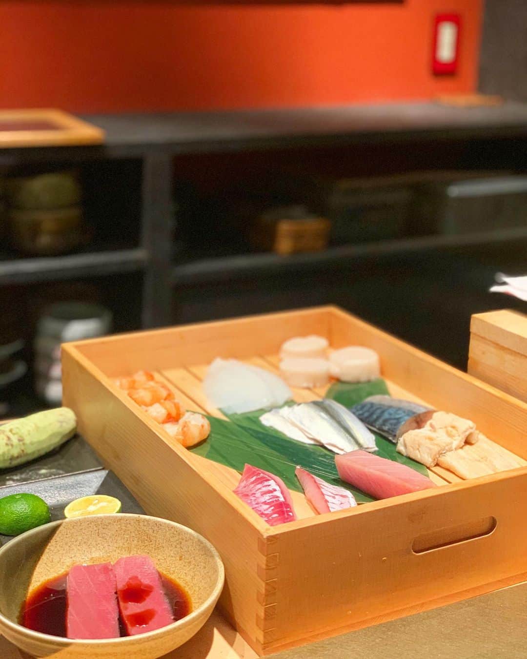 板橋瑠美さんのインスタグラム写真 - (板橋瑠美Instagram)「美女と美味しい寿司🍣デート✨﻿ ﻿ ﻿ 行きつけの大好きな熟成寿司のお店、和心へみんなで行ってきました☻﻿ ﻿ ﻿ 美味しいものを食べる幸せがあるからお仕事頑張れるし、﻿ お仕事頑張ったから幸せに感じるよね💕﻿ ﻿ ﻿ みんなでルンルンしてご飯食べながら﻿ この間会ったばかりだけど﻿ 話が止まらなかったよー🥰﻿ ﻿ @sakikichi1201 @okarie1023 @r_trip_x @momoe_0406  またご飯行こねー💕﻿ ﻿ ﻿ ﻿ そして！﻿ ﻿ 和心さんからなんと♡﻿ インスタスペシャル特典❤️がーーー！！﻿ ﻿ ﻿ 私の写真の最後に載せている﻿ ﻿ ●バフンウニとムラサキウニの食べ比べをプレゼント(15,000円以上のコースを頼んだ方のみ)﻿ ﻿ と、あとなんと！﻿ ﻿ ●特製手巻き寿司プレゼント﻿ ﻿ ﻿ をプラスでつけてくださるそうです💕✨✨﻿ ﻿ ﻿ ﻿ ﻿ 和心は会員制ですが、﻿ このインスタ見た方は特別に非会員でもご来店できるそうです❤️﻿ ﻿ ﻿ ﻿ ストーリーにリンクつけてあるLINE@ へ﻿ 私のインスタ見たよと言ってもらえたら特典もらえますよー♡﻿ ﻿ この機会に是非♡(.◜ω◝.)♡﻿ ﻿ ﻿ ﻿ ﻿ 熟成寿司　和心﻿ @wagokoro10000﻿ ﻿ ﻿ ﻿ ﻿ #熟成寿司和心 #寿司 #すし #鮨 #会員制 #熟成寿司 #熟成鮨 #渋谷 #恵比寿 ﻿」11月9日 19時08分 - rumi_official_0616