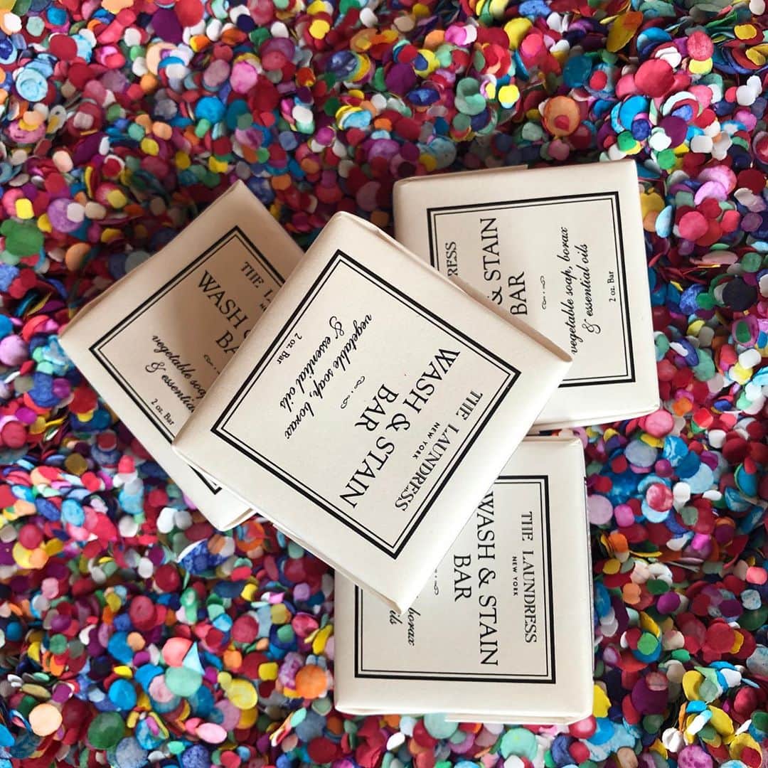 THE LAUNDRESS JPさんのインスタグラム写真 - (THE LAUNDRESS JPInstagram)「✨Wash & Stain bar✨　  襟元や袖口、靴下などのしつこい汚れを取り除くために開発された部分洗いソープ。旅行先などでの簡易洗たくにも使用できます。 皮脂汚れや油汚れに最適です。. . #thelaundress #thelaundressjp #eco #ナチュラル洗剤 #エシカル #washandstainbar #ウォッシュアンドステインバー #皮脂汚れスッキリ」11月9日 19時14分 - thelaundressjp