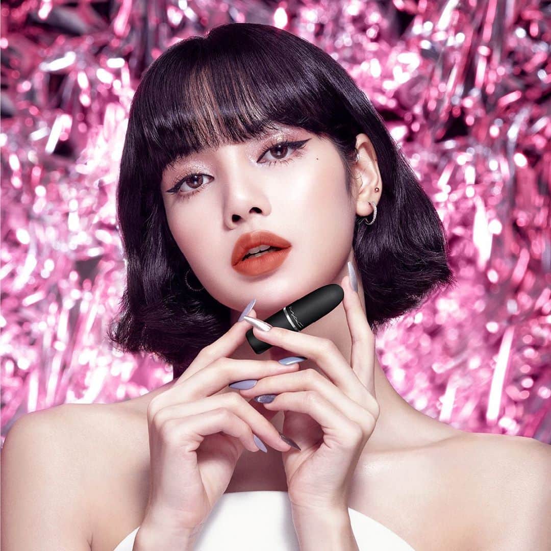 M∙A∙C Cosmetics Japanのインスタグラム：「いよいよホリデーシーズンの到来✨💜 LISA @lalalalisa_m のお気に入りアイテムで、明るく輝くホリデーメイクルックを手に入れて！ #MACLovesLisa ㅤ 【使用製品】 💜スタジオ フィックス フルイッド SPF 15 💜ブラシストローク ライナー / ブラシブラック 💜エクストラ ディメンション スキンフィニッシュ / ショー ゴールド 💜パウダー ブラッシュ / メルバ 💜ダズルシャドウ リキッド / ラブ ユア セルフ、ダイヤモンド クランブルズ 💜スモールアイシャドウ / コルク 💜パウダー キス リップスティック / デボーテッド トゥ チリ ㅤ #MACPOWDERKISS #MACパウダーキス」