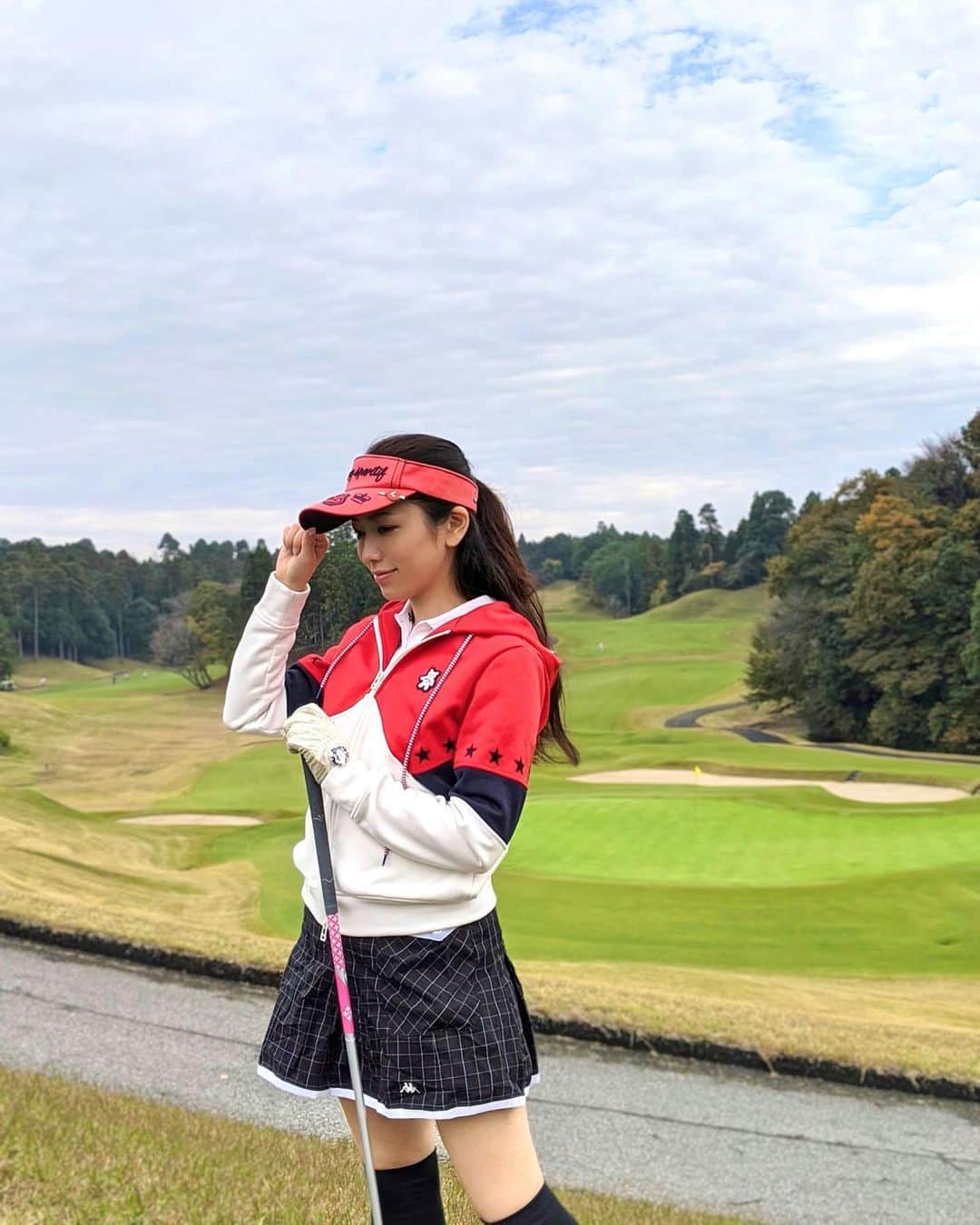 のインスタグラム：「. 昨日は夏ぶりのラウンドへ🏌️‍♀️ レッスンで沢山習ったので意気揚々と挑んだのに、教わったこと何もできなかった…😭 ですが、11月とは思えないくらいの素晴らしいお天気と、優しいメンバーのサポートもあり、楽しく廻ることができました😌✨ @yuisho_ri とは二年ぶり？のラウンドだったけど相変わらずお上手でカッコよかったー😍 こんなこともあろうかと、翌日にレッスン予約していたことだけは自分を褒めたい🙂👏🏻 珍しく少し凹んでいるので足取り重いですが、練習に励みます…😂 大人になって仕事以外でこんなに悔しい思いをすることなかなかないので、これはこれで良いよね🙂（無理矢理のポジ） . . #golf #ゴルフ #ゴルフ女子 への道のりは険しい🌋」