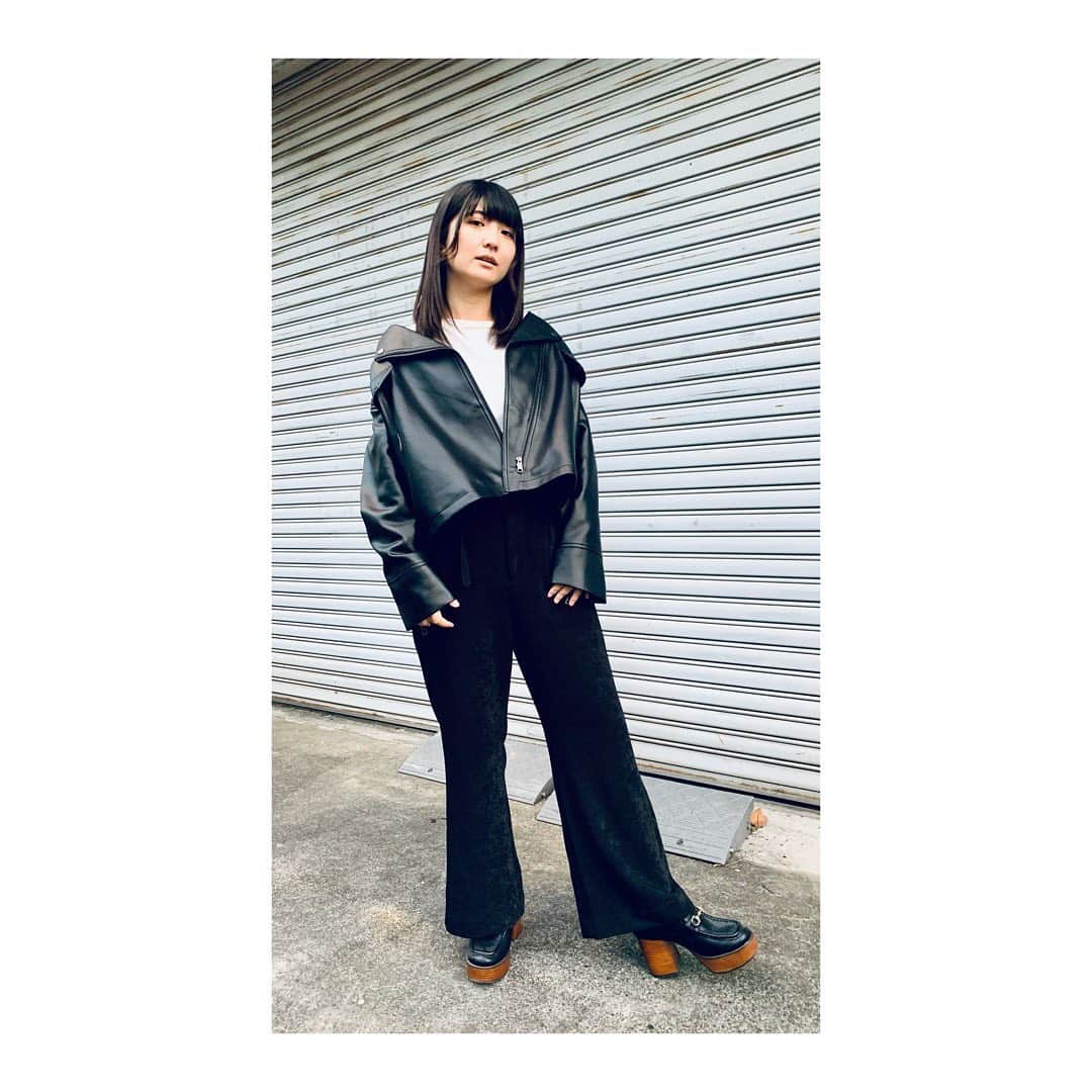 梨亜さんのインスタグラム写真 - (梨亜Instagram)「お久しぶりです。梨亜です。 気づいたら黒い服着てます。モノクロです。 楽しいね。服買いたいね。  #黒服コーデ #女子大生」11月9日 19時18分 - leah_0626