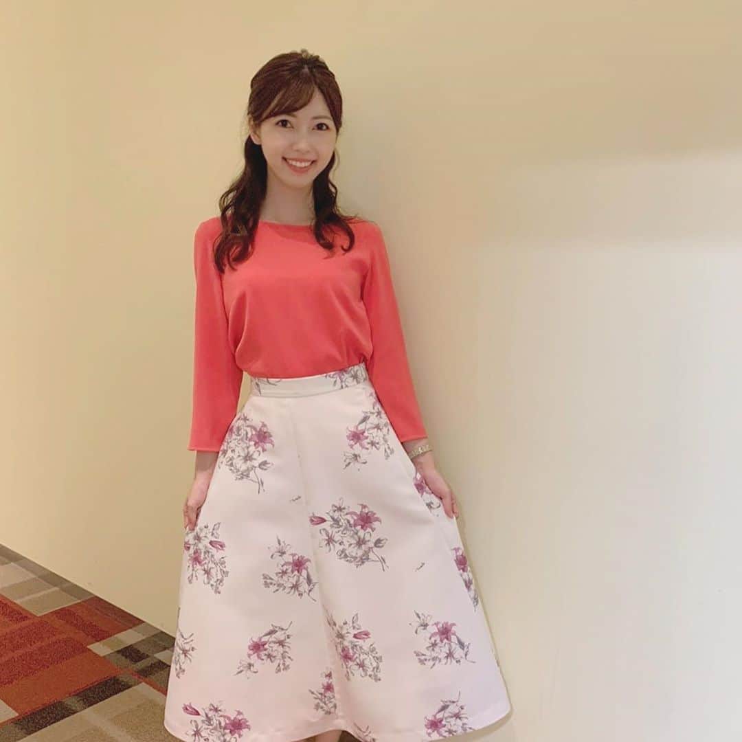 川又智菜美のインスタグラム：「👗﻿ 花柄のスカートってなんだか﻿ テンションあがります😍🌸﻿ ﻿ これから日テレNEWS24夜勤です🌟﻿ ﻿ #日テレNEWS24 #N24 #衣装」