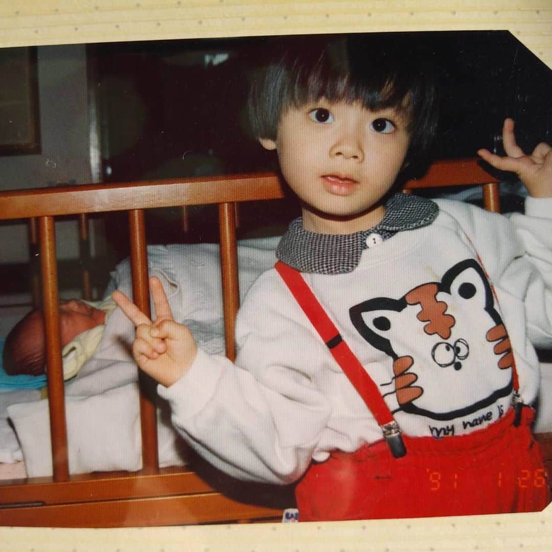 高畠麻奈さんのインスタグラム写真 - (高畠麻奈Instagram)「ちびまな。 甥っ子の可愛さに刺激された母が送ってくれた写真。 目がくりくり…可愛いな🤔笑 弟が生まれて嬉しかったんだなーの 2枚目のニンマリ笑顔と、4枚目のご飯を狙う弟が好き。  #3歳#幼少期#弟誕生#お姉ちゃんになりました #お姉ちゃんにしてくれてありがとう そんな弟が今はお父さん。姉、毎日感激しています。 #昔の写真#子どもの私#謙遜出来ない可愛さ 絶妙な#首の傾き#家族#family」11月9日 19時21分 - mana_724