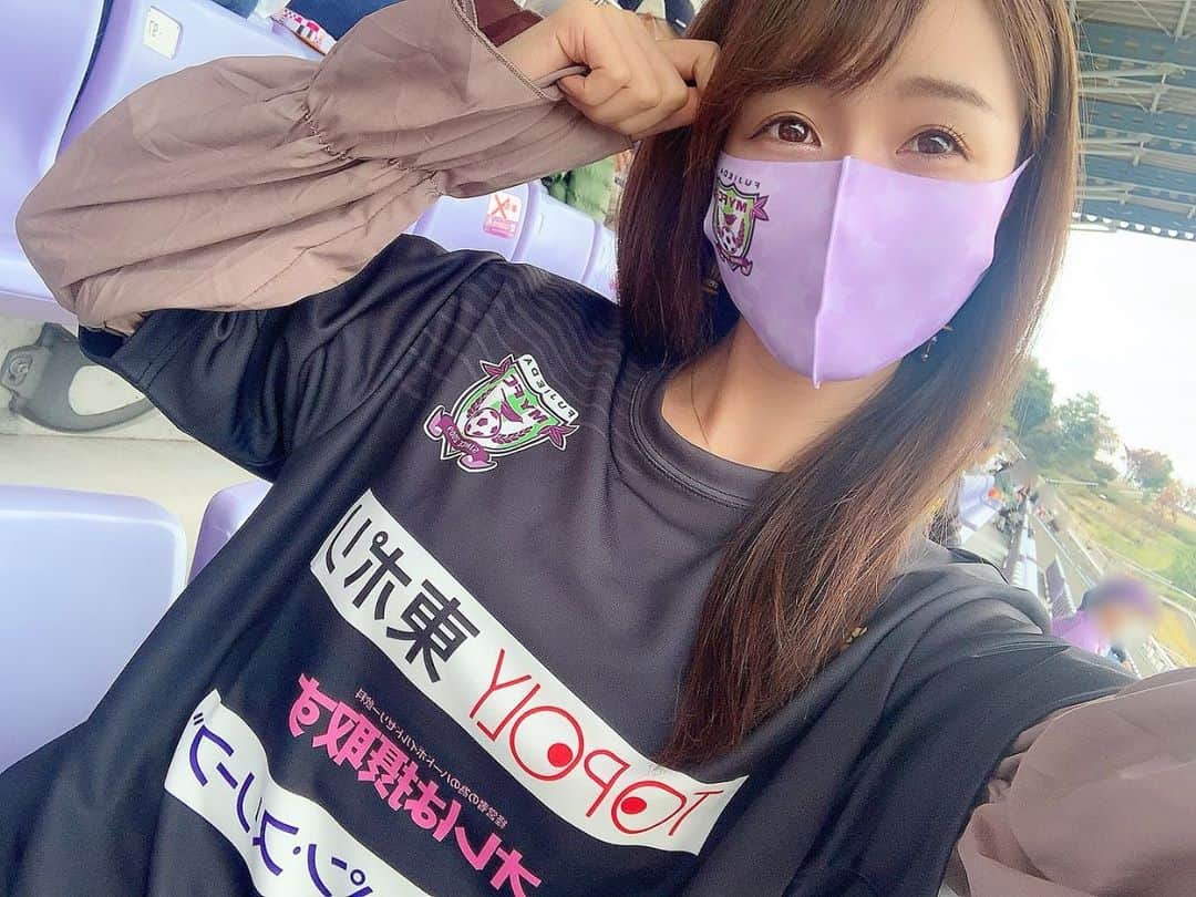 のインスタグラム：「◌𓈒𖡼﻿ 昨日の試合で初めて 練習用ユニフォームを着たの☺️ スタジアムで黒を着るって新鮮✨ 次はどっちにしようかな〜♬ ㅤㅤ 試合の後は友達のお祝い🥂 久しぶりにタルト作ったけど 時間なくてナパージュなし😂 完全なる失敗だからまたリベンジしたいな🥺 ㅤㅤ ┈┈┈┈┈┈┈┈┈┈┈┈┈┈┈┈┈┈┈┈┈ #藤枝MYFC #サッカー #Jリーグ #J3 #藤枝 #マスク #ユニフォーム #ユニフォーム女子 #サッカー観戦 #スポーツ観戦 #MYFC #fujieda #jleague #soccer #shizuoka #emisweets #emisweets2020」