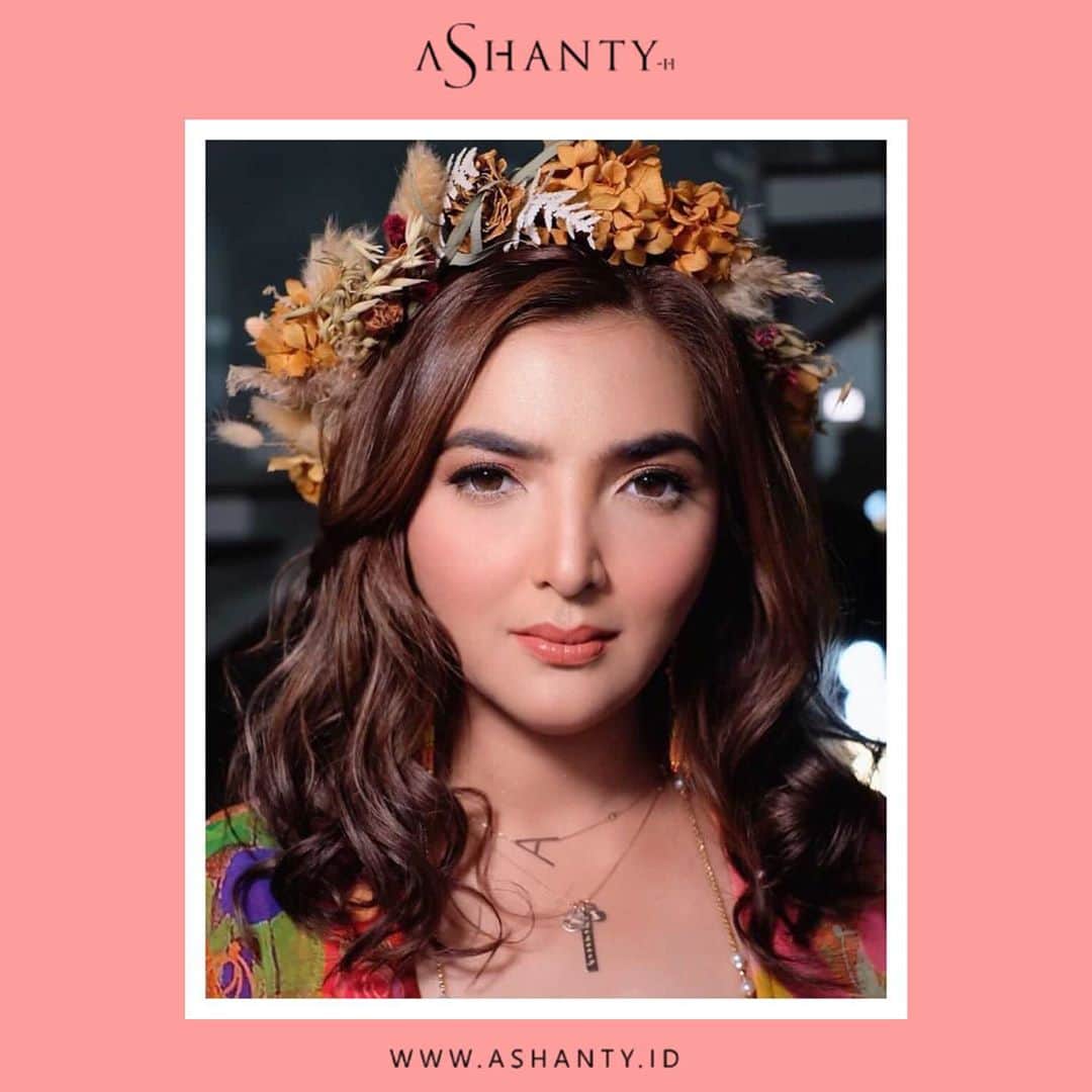 ASHANTY BEAUTY CREAM OFFICIALのインスタグラム：「Ingin kulit wajah yang smooth, glowing, lembut, lembab dan awet muda ? Kuncinya adalah rutin menggunakan skincare 🖤  Rahasia kulit wajah glowing Bunda Ashanty adalah rutin menggunakan Ashanty Beauty Cream setiap hari. Yuk buat kamu yang ingin kulit wajah tetap sehat dan cerah gunakan skincare by @ashantyid 🌸  _____________________________ Informasi dan pemesanan  Ashanty Beauty Cream Chat Via WA : WA: 081293823950 WA: 081287388885 WA: 087778489900 WA: 085781140354 ⚡️ Fast Respons Click Link On Bio Instagram @ashantyid ❣️ ______________________________ #ashantybeautycream #creamashanty #skincareashanty #skincare #skincareartis #skincarelokal #creamwajah #creamperawatanwajah #obatjerawat #jerawat #kosmetik #krimwajah #creamwajah #whiteningcream #ashantyid #ashanty」