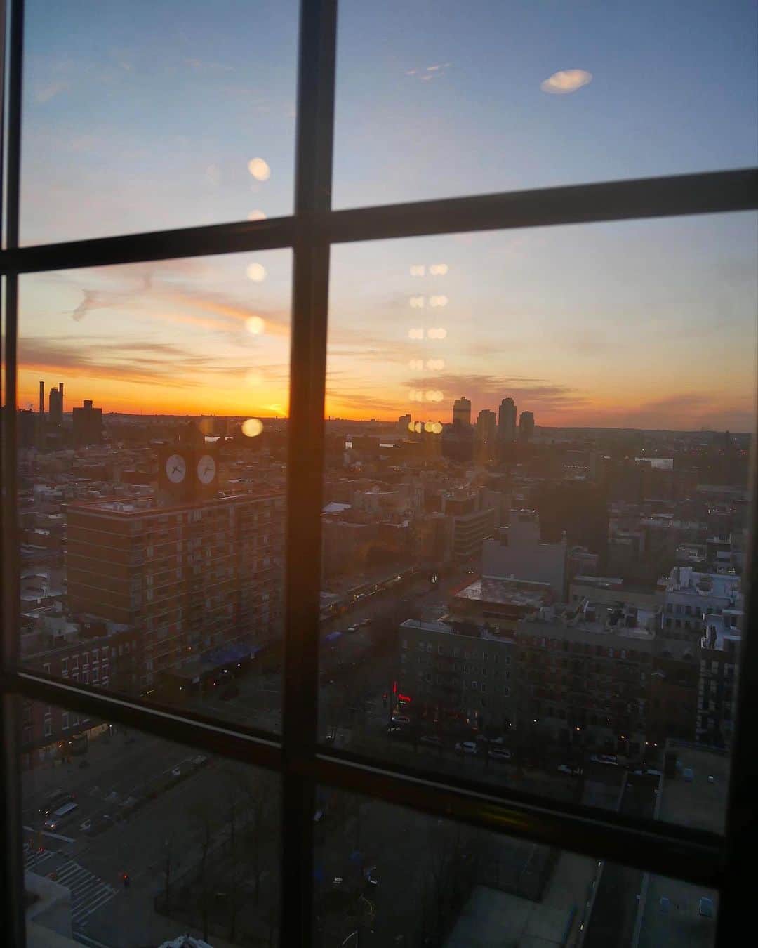 一木美里さんのインスタグラム写真 - (一木美里Instagram)「𝘴𝘶𝘯𝘳𝘪𝘴𝘦 𝘤𝘰𝘭𝘰𝘳𝘴🤎#nofilter  #throwback#sunrise#beautiful#cityscape#朝焼け」11月9日 19時30分 - misato_ichiki