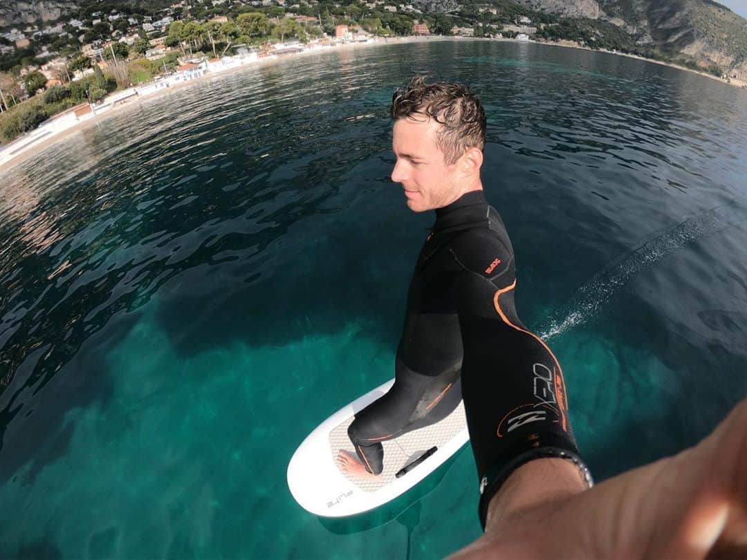 ジェームズ・ロシターのインスタグラム：「Flying start to the week on my @fliteboard」
