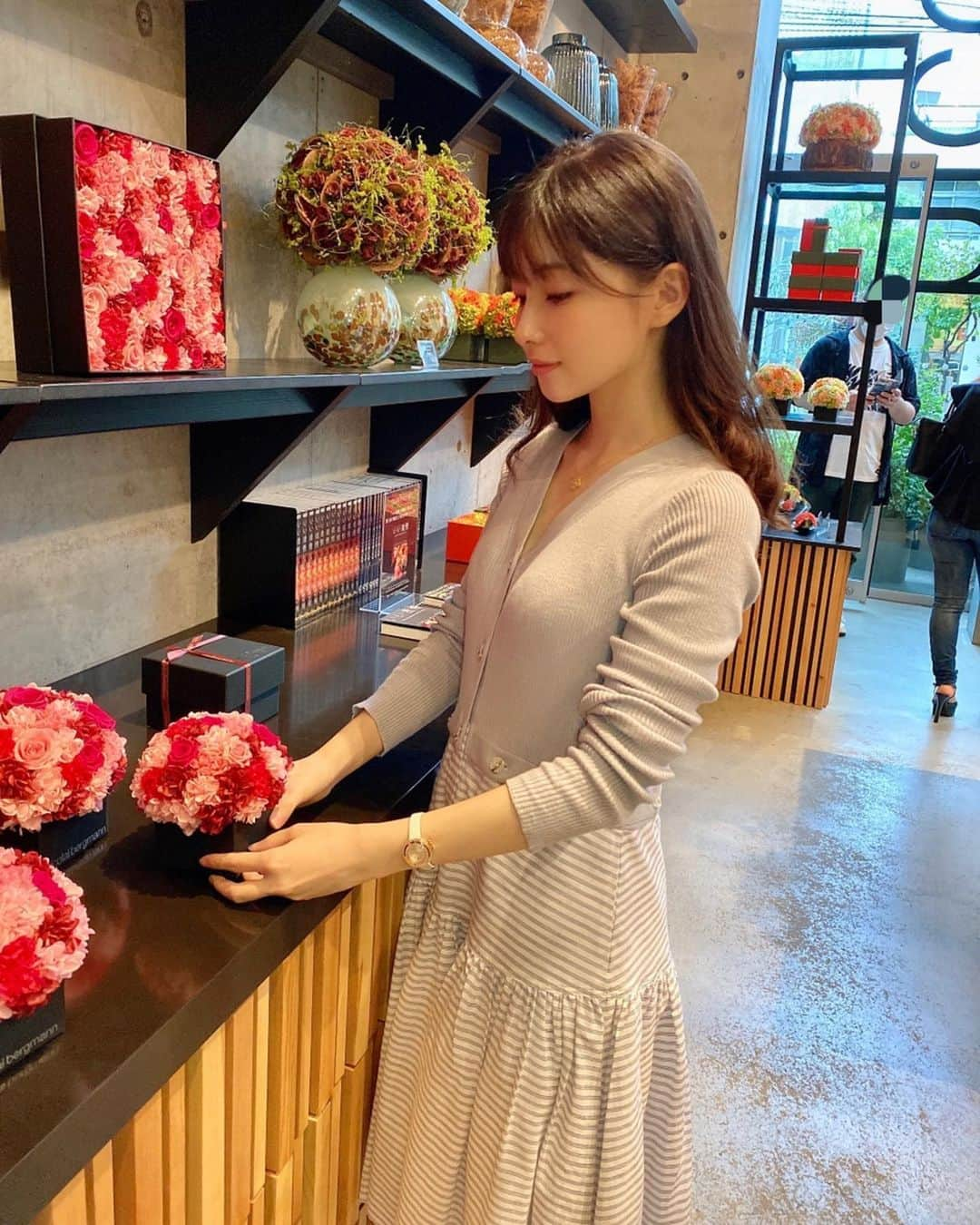 早田悠里子さんのインスタグラム写真 - (早田悠里子Instagram)「美月とうっちーで撮ったパーソナルカラー診断、見たよ！って言ってくださる方多くて嬉しいです☺️✨  その時着てたワンピースはadeam です！ 私のパーソナルカラーはブルベサマーだったのですが、ちょうどそのようなお色のワンピース着ててよかった😂✨ 自分に似合った色の服を着たり、メイクすると、本当に透明感が出たり、活きいきして見えていいですね☺️✨ うっちー、美月とのパーソナルカラー診断、すごく勉強になったから後日またブログにも書きたいなあ✨  #パーソナルカラー診断  #ブルベサマー  #ブルベサマーコーデ  #adeam  #ニコライバーグマンカフェ」11月9日 19時30分 - yurikohayata