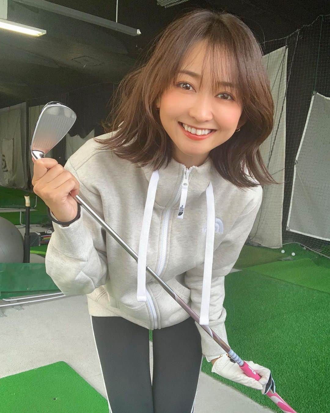 のインスタグラム：「先日のレッスン🏌🏾‍♀️🎵 @harajukugolf_academy  今回の内容は…💡 左肘の引けをなくすこと🤔 ・ ・  ・ 簡単そうにみえて…左肘を下に向ける意識が難しくて😂💦 インパクト後に、 フォローで左肘を地面に向けて…ローテーションを覚えることで左肘のヒケを治しました👏🏾🥺✨ ・ ・ ・ 2枚目ビフォー 3枚目アフター ・ ・ ・ 今はとにかく基礎スイングのフォームを身体に染み込ませて、どの場面でもそのフォームができるように頑張ります🏌🏾‍♀️🔥 山吹100切りへの道のり…👧🏾⛳️ ・ ・ ・ ・ #カーセブン #セブンスゴルフ #原宿ゴルフアカデミー  #ゴルフレッスン#lesson#ゴルフ#golf #ゴルフ女子#ゴルフ初心者 🔰 #ゴルフ練習  #打ちっ放し #ゴルフ好き #時差スタグラム  #継続は力なり  #100切り 目指して #100切りへの道  #先行き不安 爆 #未知なる世界 #頑張ります 🏌🏾‍♀️🔥 #温かい目でご覧ください 🙏🏾😂」