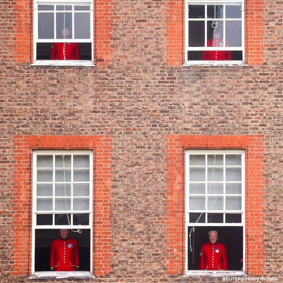 ABC Newsさんのインスタグラム写真 - (ABC NewsInstagram)「NEVER FORGET: Chelsea pensioners watch a Remembrance Sunday service from their windows at the Royal Hospital Chelsea, amid the coronavirus outbreak, in London, England.」11月9日 19時33分 - abcnews