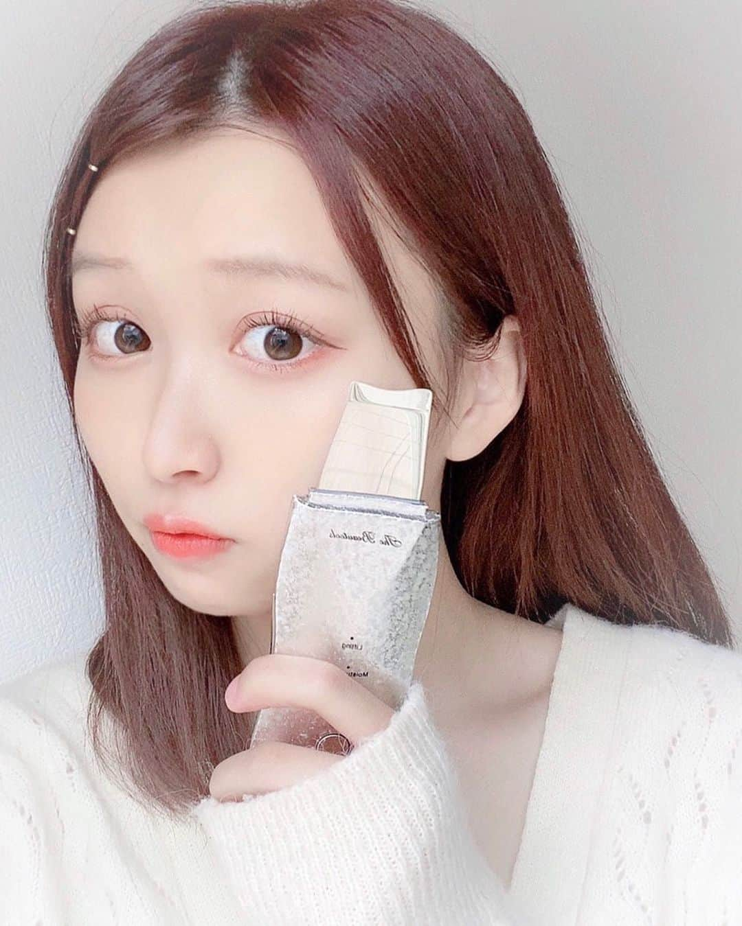 中野あいみのインスタグラム：「﻿ ﻿ 🐏🛁💡﻿ ﻿ ﻿ ♡﻿ ﻿ ♡﻿ ﻿ ♡﻿ ﻿ ﻿ 珍しく、近めのアップ写真😳﻿ 遠くからでも、近くからでも見て﻿ 可愛いお顔に憧れます(*´ `)﻿ ﻿ そして！﻿ 以前紹介したThe  Beautools @the_beautools ﻿ 1ヶ月経ったら投稿すると言いましたが、使い続けて変化が見られてきたので、一足早く皆さんに報告！﻿ ﻿ 早速、そういえば最近肌荒れしないな〜と実感😳﻿ ﻿ 中でも、ウォーターピーリングモードは使用するにあたって専用の化粧水がないから、お水で手軽にできちゃいます☁️(2枚目の動画)﻿ ﻿ 面倒くさがりな私でも気にせず毎日お肌のために頑張れる優秀美顔器さんに出会えて幸せだ…﻿ ﻿ これからも〝美〟頑張るぞ！＾＾﻿ ﻿ --------------------------------------------﻿ ﻿ Rocklean Premium(黒)：純金メッキヘッド﻿ Rocklean Disco(オーロラ):純金メッキヘッド﻿ Rocklean Shine(銀箔):プラチナメッキヘッド﻿ ﻿ ・敏感肌の方には純金・プラチナメッキヘッド搭載の機種がおすすめ❤︎﻿ ・指紋が極力つきたくない方にはRocklean Shineがおすすめ❤︎﻿ ﻿ #thebeautools #美顔器 #美容 #家庭用美顔器 #美肌になりたい」