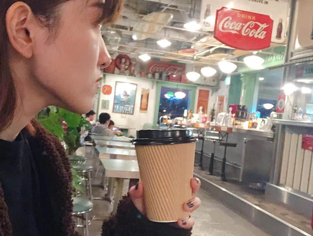 並木瑠璃さんのインスタグラム写真 - (並木瑠璃Instagram)「コーラは苦手なのでカフェラテ。 . . #お台場#コーラ#カフェ#アメリカ」11月9日 19時34分 - namiki_ruri