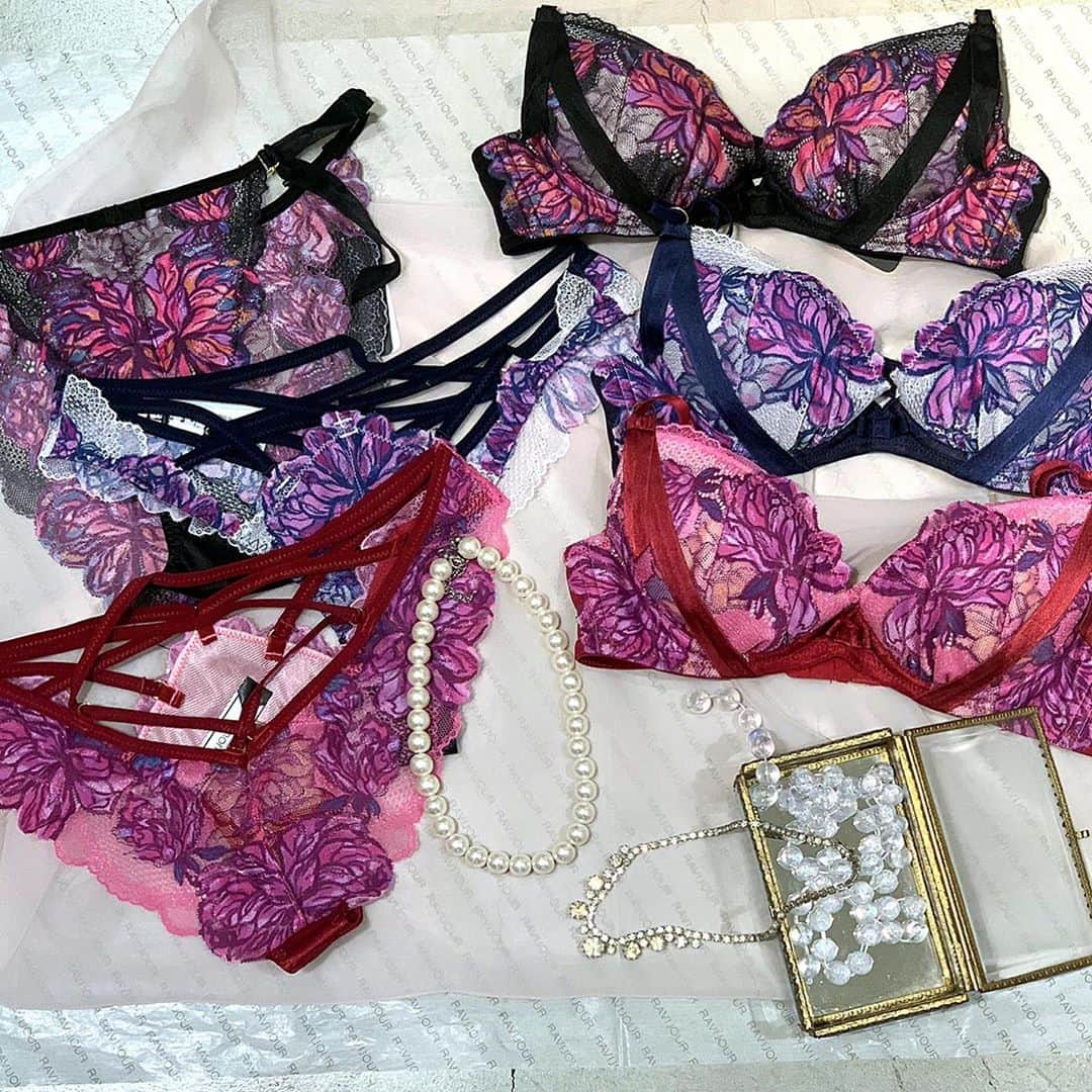 Ravijour札幌4丁目プラザ店のインスタグラム：「発売からずっと人気の ステンドグラスフラワー❤️❤️  詳細はブログ更新してます‼️  在庫少なくなってきてるので 気になった方はお早めに☺️💕  #ravijour  #ravijourstaff  #ravijour_official  #ravijoursapporo  #ラヴィジュール」