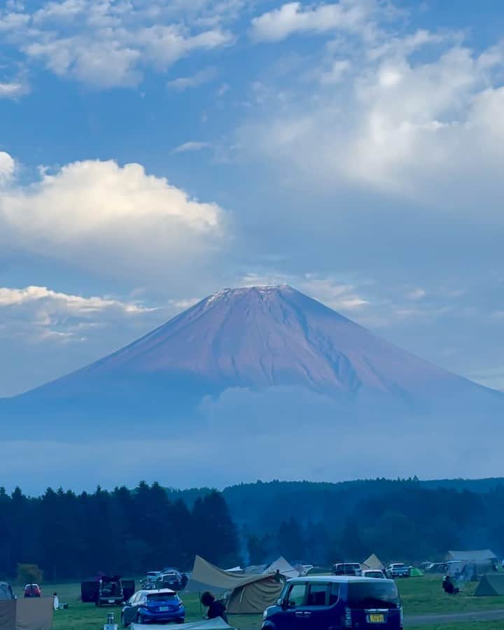 紺野ゆりのインスタグラム：「🏕 やっと❣️ プライベートでもキャンプデビューできました！ ふもとっぱらへ🗻 ゴルフでもキャンプでも、今年はたくさん富士山見れて嬉しい✨ 特にふもとっぱらでの富士山は感動します。 日の出の時刻に合わせて起きたので、すっぴんマスクですみません笑 でもほんとーーーに朝日は力強く綺麗だった！！  #ゆりキャン #キャンプ#キャンプデビュー#キャンプコーデ#キャンプ道具#キャンプ女子#キャンプ好きな人と繋がりたい#camp#camper#camplife#アウトドア#hinataoutdoor #캠핑#캠핑장#富士山#ふもとっぱら」