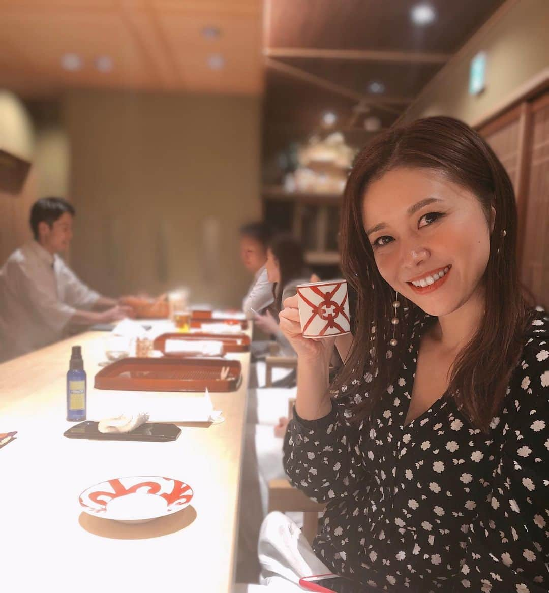 平井喜美さんのインスタグラム写真 - (平井喜美Instagram)「📍炭火割烹いしい　﻿ エルメス☕️♡﻿ 松葉蟹解禁日に🦀最高だった♡﻿ 蟹って人を幸せにする♡♡♡﻿ ﻿ はじめて伺ったお店でしたが﻿ 全てのお料理が美味しかった🤤﻿ ﻿ 鰆の棒鮨、ニシンのお碗、酢の物、鶏・牛・すっぽんの焼き物、栗ご飯…etc﻿ ﻿ 焼き加減や火の通り具合、味の深さ、バランスがとてもタイプなお店でまた行きたい🙋🏼‍♀️﻿ です✨﻿ ごちそうさまでございます🙏✨﻿ ﻿ #炭火割烹いしい #大阪グルメ #福島グルメ  #ミシュラン」11月9日 19時36分 - yoshimi1111