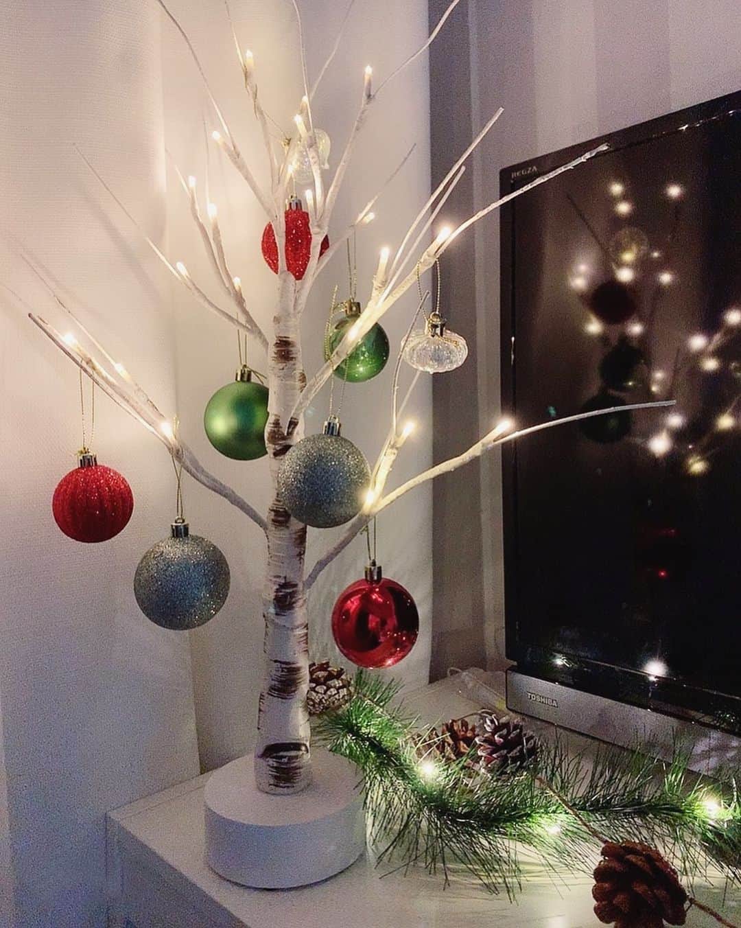 山田千尋さんのインスタグラム写真 - (山田千尋Instagram)「. ニトリ様(@nitori_official)からシラカバツリーとオーナメントを頂いたので、今年は娘と一緒に子供部屋に飾りつけしました🎄✨ . 場所を取らずにちょっとしたスペースに 気軽に飾り付けできるからいつでもすぐにクリスマス気分🤶💖 ちなみにライトも電池式なのでコンセントなくてもライトアップできるのは私的良かったポイント🙆‍♀️✨ . #ニトリのクリスマス#クリスマスオーナメント #ニトリ#クリスマスインテリア#シラカバツリー#pr」11月9日 19時41分 - chihiro_511