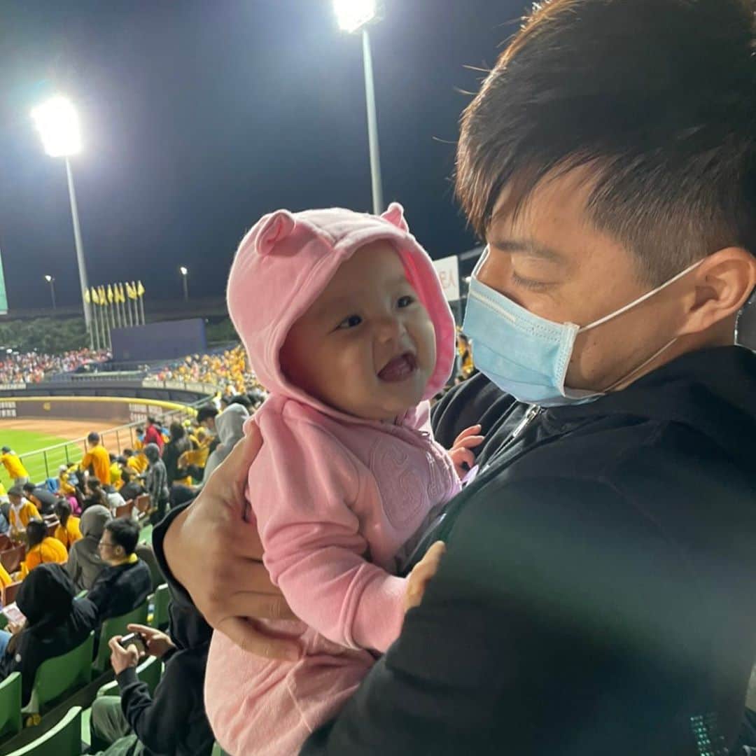 郭俊麟のインスタグラム：「大家都以為妳是我女兒欸🤣 那欸安內🤷‍♀️」