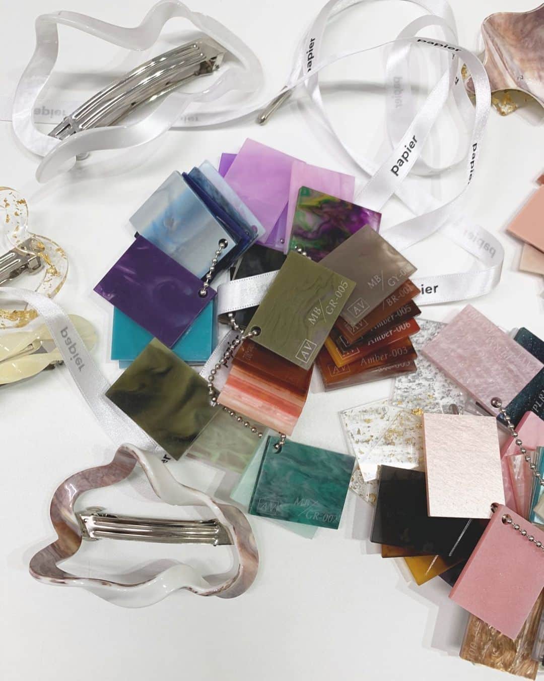 のインスタグラム：「@papier_formel x @nire_tokyo  ヘアクリップ、バレッタは沢山の色の中からオリジナルの色味を選ばせて頂きました。🌿 3つ合わせてお花になるように花弁、枝、葉っぱをイメージしています♡💐💐💐 #nire」