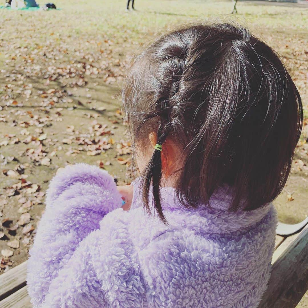 飯田圭織さんのインスタグラム写真 - (飯田圭織Instagram)「最近頑張っている事。 髪も伸びてきて女子力高めな娘。 毎日おしゃれやメイクに夢中💄笑 髪の毛を可愛く結んであげる事が毎朝の日課。  #編み込み 頑張ってます #娘  #3歳  #女子力高い  #おしゃれ大好き  #ママがオシャレをするとちょっとヤキモチ #可愛い」11月9日 19時45分 - iidakaori.official