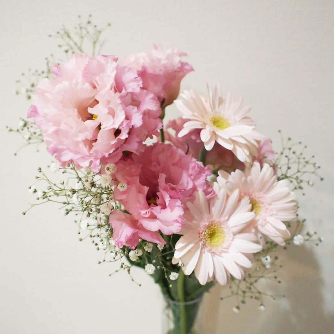 若林愛さんのインスタグラム写真 - (若林愛Instagram)「ピンクのお花可愛い🥰💕 コンサートで頂いた幸せのお花🌸 . #花 #花のある暮らし」11月9日 19時54分 - megumi.cl