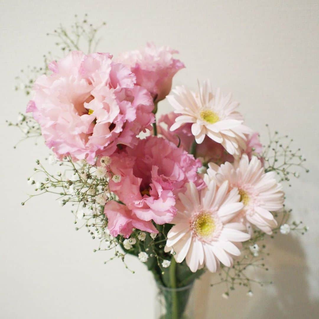 のインスタグラム：「ピンクのお花可愛い🥰💕 コンサートで頂いた幸せのお花🌸 . #花 #花のある暮らし」