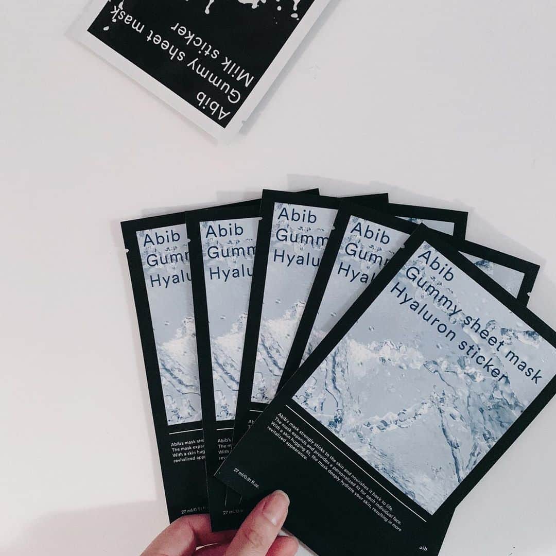 natsu_772のインスタグラム：「Abib Gummy sheet mask Hyaluron sticken  大好きな @abib.official @abib.japan  さんから新商品が登場♡  ☑︎ヒアルロン酸ガムシートマスク  柔らかいシートがお肌にちゃんと密着し、 1枚だけでも、豊富な水分でお肌の保湿感アップ💧  乾燥しやすい季節にぴったりの一枚☝️  ヒアルロン酸コンプレックス製造 三重のヒアルロン酸が含有し、お肌の水分感アップ⤴︎⤴︎ 水分と栄養が豊富なブルーアガベ成分のエキスでしっとりと潤う質感🤤  さらっとしたウォータータイプエッセンスで ベタつかず、心地よく使える さっぱりしたアンプルテクスチャーで 清涼感のある仕上がりの保湿ケアシートマスクです👩🏻‍⚕️  11/9までSALE中みたいです‼️  5枚セット1,440円(40%) 10枚セット3,360円(30%)  楽天・Qo010公式モールにて 絶賛発売中なので、 早めにチェックしてみてくださいねっ😉🎶  #Abib#アビブ#スキンケア #マスクパック#シートマスク#韓国コスメ#韓国スキンケア #韓国マスクパック #シートマスクマニア  #シートマスクレビュー#pr」