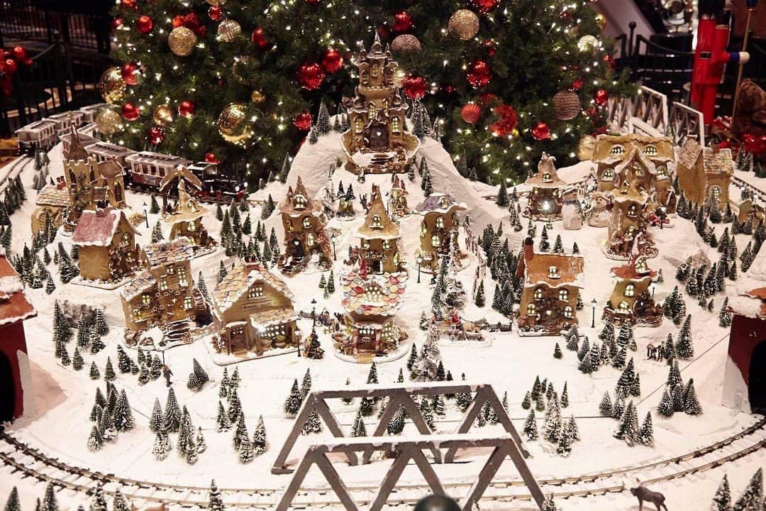 THE WESTIN TOKYO | ウェスティンホテル東京さんのインスタグラム写真 - (THE WESTIN TOKYO | ウェスティンホテル東京Instagram)「1階ロビーのクリスマスデコレーションが始まりました。高さ５mのクリスマスツリーを中心に、雪の積もった山や街の周りをミニチュアの汽車が走る、まるでおとぎ話のような世界観が広がります🎄 また、「UNITED at HEART」をテーマに、エグゼクティブペストリーシェフのこだわりの詰まったクリスマスケーキやブレッド、ディナーボックス、ターキーなど、バラエティ豊かなアイテムのご予約も12月11日(金）までご予約を受付中です✨ 詳細はプロフィールのリンクより🔗  The dazzling festive season is in the air at The Westin Tokyo🎄  Stop by and experience the enchanting lobby decorations featuring a 5-meter tall Christmas tree and a peaceful little village perched on the foothills of snowy mountains. Embark on a journey with our signature steam train to experience the magical Christmas atmosphere in this special time of the year✨  Stay tuned for more upcoming holiday promotions!  Discover our 2020 Christmas offerings via our bio link🔗  #ウェスティンホテル東京 #クリスマス2020 #ホテル #東京 #クリスマス #ケーキ #クリスマスギフト#ショートケーキ #ローストターキー #クリスマスパーティー #クリスマスブレッド #スイーツ#グルメ #七面鳥 #クリスマスケーキ #丸焼き七面鳥 #WestinTokyo #westin #hotel #Christmas #xmas #winter #christmasparty #christmascountdown #christmastime #christmas2020 #santa #dessert #turkey #Christmas cake #クリスマスツリー」11月9日 19時50分 - westintokyo