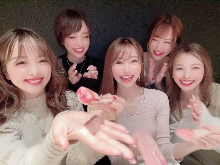 のインスタグラム：「もぐもぐ動画😋🍣 お寿司食べるのみんなに応援されてて面白い🤣🤣笑 みんな可愛すぎ🤣💞  #お寿司 #女子会 #動画」