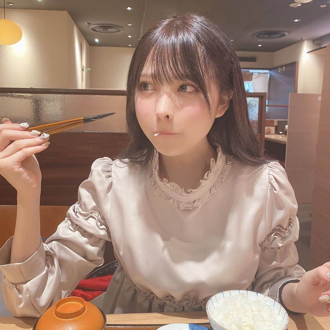 小此木流花さんのインスタグラム写真 - (小此木流花Instagram)「まだまだ食べざかりーー  ゆりんごになに食べたい？っていわれて、和光！！！ていったら連れてってくれた  東京きたばっかのときゆりんごに和光連れてってもらって感動してそれからずっと大好きゆりんごとしかいったことない₍ᐢ •̥ ̫ •̥ ᐢ₎  東京きてから寝すぎて身長めちゃのびたたぶん！ 測ってはいけど、高校の時身長同じだった子と会うとるーの方が全然大きいの  まだのびてるんかなあ₍ ᐢ. ̫ .ᐢ ₎  #ワンピース#イーハイフン」11月9日 19時52分 - okonogi_ruka