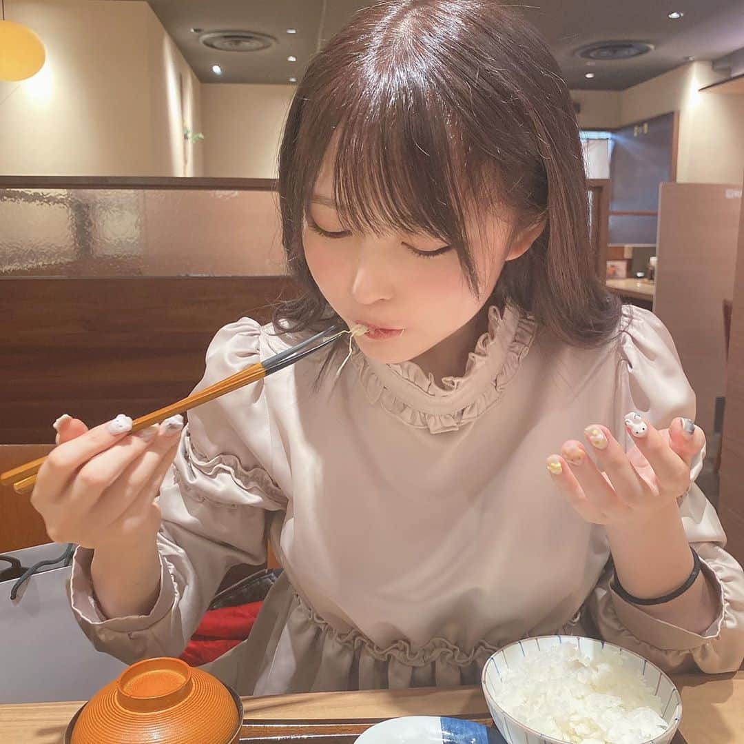 小此木流花さんのインスタグラム写真 - (小此木流花Instagram)「まだまだ食べざかりーー  ゆりんごになに食べたい？っていわれて、和光！！！ていったら連れてってくれた  東京きたばっかのときゆりんごに和光連れてってもらって感動してそれからずっと大好きゆりんごとしかいったことない₍ᐢ •̥ ̫ •̥ ᐢ₎  東京きてから寝すぎて身長めちゃのびたたぶん！ 測ってはいけど、高校の時身長同じだった子と会うとるーの方が全然大きいの  まだのびてるんかなあ₍ ᐢ. ̫ .ᐢ ₎  #ワンピース#イーハイフン」11月9日 19時52分 - okonogi_ruka