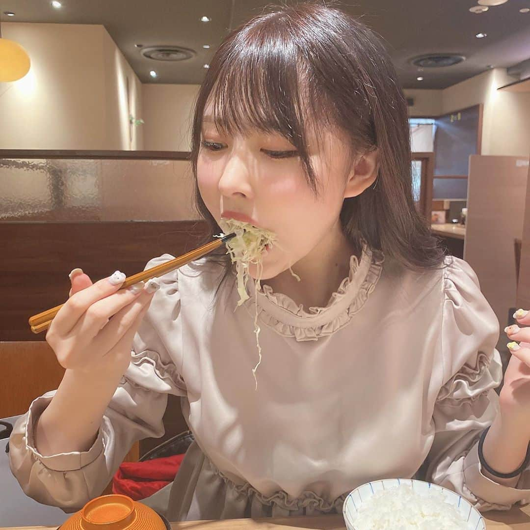 小此木流花さんのインスタグラム写真 - (小此木流花Instagram)「まだまだ食べざかりーー  ゆりんごになに食べたい？っていわれて、和光！！！ていったら連れてってくれた  東京きたばっかのときゆりんごに和光連れてってもらって感動してそれからずっと大好きゆりんごとしかいったことない₍ᐢ •̥ ̫ •̥ ᐢ₎  東京きてから寝すぎて身長めちゃのびたたぶん！ 測ってはいけど、高校の時身長同じだった子と会うとるーの方が全然大きいの  まだのびてるんかなあ₍ ᐢ. ̫ .ᐢ ₎  #ワンピース#イーハイフン」11月9日 19時52分 - okonogi_ruka