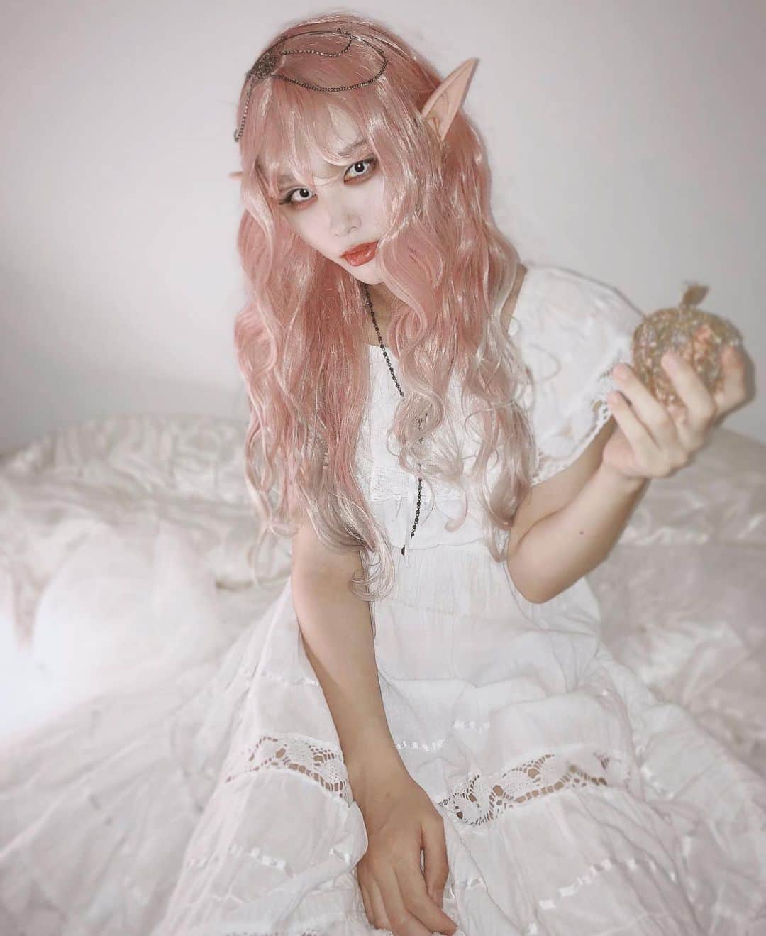 のインスタグラム：「実はエルフです🧝‍♀️ . ††††††††††† 𝙴𝙻𝙵 𝙶𝙸𝚁𝙻🧚‍♂️ ††††††††††† #ポートレート  #transgender #transwoman  #transsexual #transgirl #コスプレ　#エルフ  #goth #gothgirl #nugoth #queer #tgirl #lgbtq  #ピンクヘアー #cosplay #altanativegirl #kawaiigirl  #妖精　#elf #elfgirl」