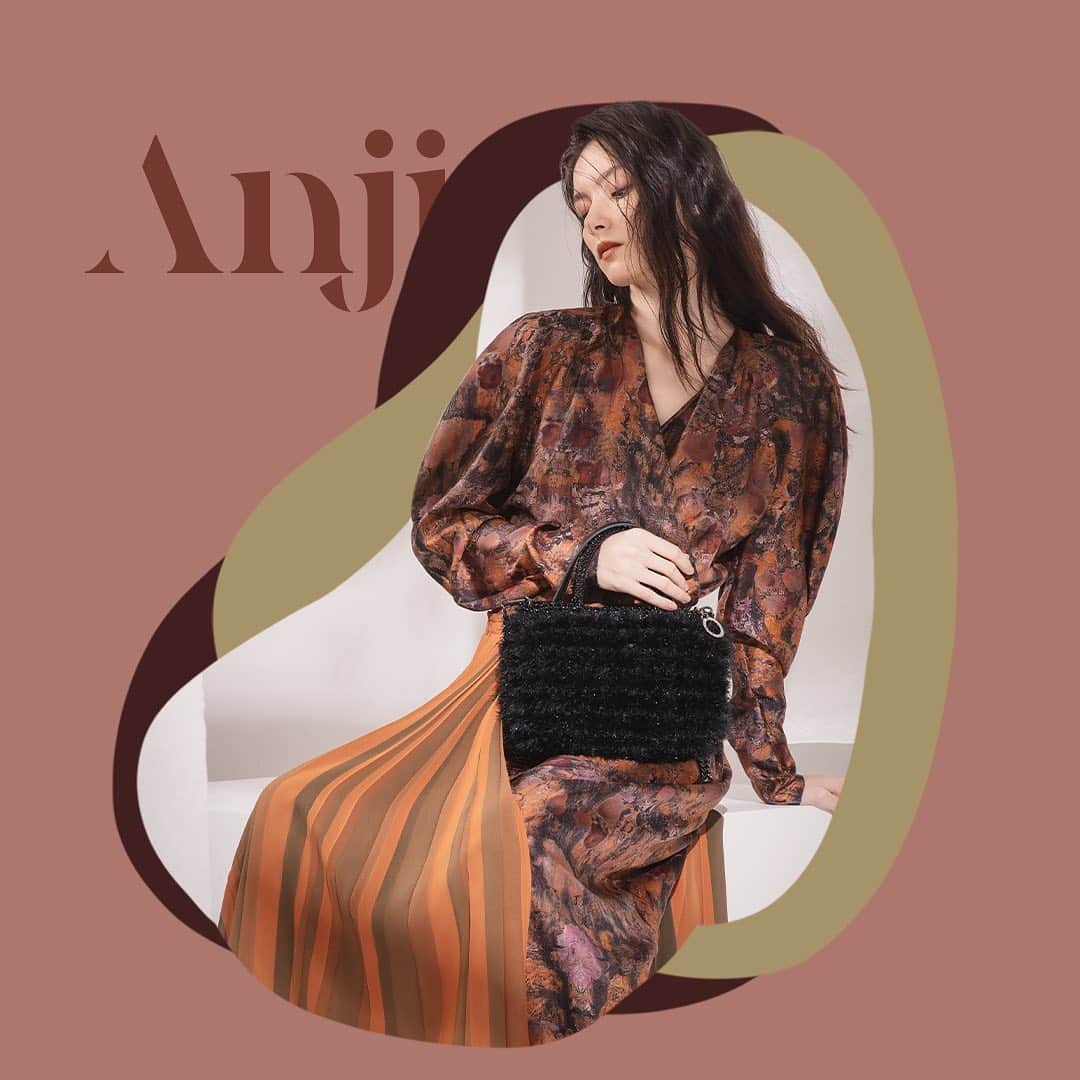 のインスタグラム：「Having a grand debut in this FW20, #ANJI is dedicated to be the most romantic angel in fall. While preparing for the party look, this furry and shinny angel must be your perfect choice!   #ANTEPRIMA #WIREBAG #FW20 #FallWinter2020 #Classic #Style #Fashion #Italian #Luxury #InstaBag #Design #Lifestyle #Urban #Handcraft #アンテプリマ #패션​」