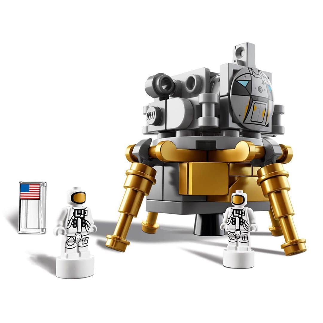 HYPEBEASTさんのインスタグラム写真 - (HYPEBEASTInstagram)「@hypeAF: @lego has delivered a massive model of the @nasa Apollo Saturn V packed with authentic and intricate details. The set includes over 1,900 pieces and measures about one meter high (39 inches), which is approximately a 1:110 scale of the original NASA launch vehicle. It comes with three removable rocket stages, a lunar lander, lunar orbiter, three astronaut microfigures and an educational booklet about the manned Apollo missions and the designers behind the set. Find it now over at LEGO’s webstore for $119.99 USD.⁠⠀ Photo: LEGO」11月9日 19時56分 - hypebeast