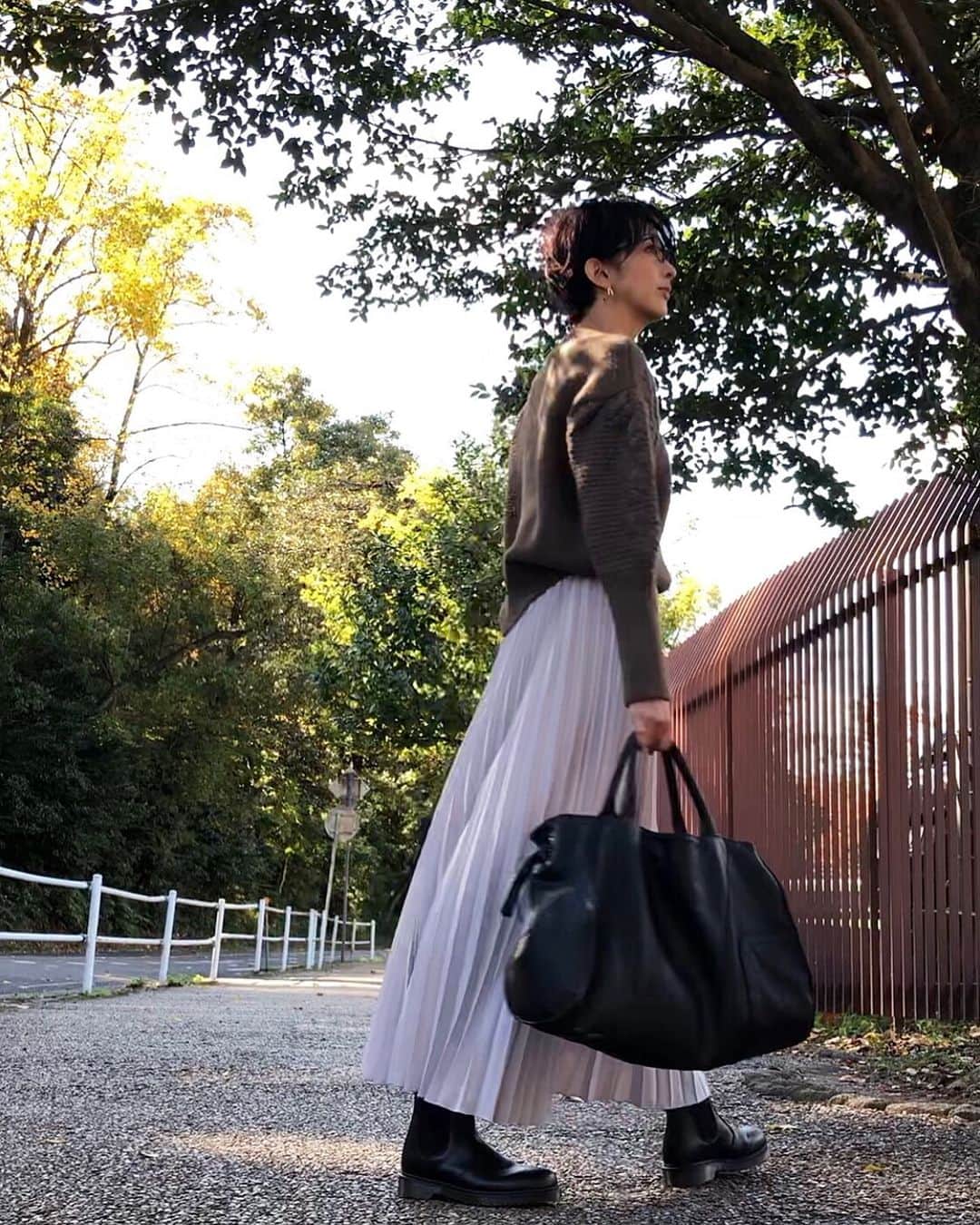 石井のり子のインスタグラム：「** 寒くなってきましたね🍂 * * tops @romile_official  bag @styledeli_official  boots @drmartensofficial  * * #ootd #outfit #fashion #fashionstyle #autumn #knit #boots #coordinate #ママコーデ #ママバッグ #ドクターマーチン #drmartens」