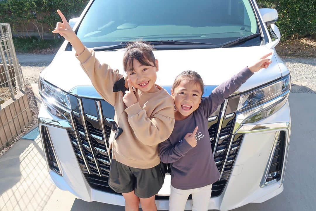 かなのインスタグラム：「． 元気を注ぐポーーズ☝🏻😆💕 がんばろう、NIPPONのDRIVERS🚛 をテーマにこの元気を注ぐポーズと みんなの元気な笑顔がWeb CMになります✨ ． バスやトラック、タクシーの運転手さん🚌 毎日送り迎えをしてくれる家族🚗 ニッポンの街とドライバーを元気にしよう！というキャンペーンです✨ @idss_cp にキャンペーンの詳細が載ってるよ🥰 どんなCMが出来上がるのか楽しみだなぁ😍 みんなも元気いっぱいの写真や動画で参加してみてね😆☝🏻🌈 ． ． #がんばろうNIPPONのDRIVERS#車#ドライバー#愛車#PR」