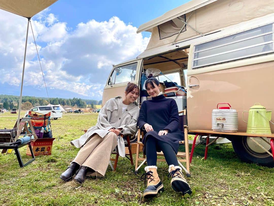 紺野ゆりのインスタグラム：「🏕 今回のキャンプにはみゅうも♡♡ 女子4人で一つのテントが良かったので、 #ゆりキャン でお世話になっている hinata(@hinata_outdoor)でやっている 「レンタルサービス」で、 ノルディスクのサーカステントをお借りしました🎪💕  おっきいけど、設営は簡単だった〜♫ ちゃんと設営できましたよ😚 (髪ぼっさぼさ笑) キャンプ場によってはキャンプ場に送ってくれたりするので、レンタルはすっごく楽です✨ ランタンや調理器具、寝るマットとかもレンタルしちゃった☆  それにしても天気が良いから写真がいっぱい❣️ @yuri_camp2020 で料理などもたくさんアップするので見てね♡  #ゆりキャン #キャンプ#キャンプデビュー#キャンプコーデ#キャンプ道具#キャンプ女子#キャンプ好きな人と繋がりたい#camp#camper#camplife#アウトドア#hinataoutdoor #캠핑#캠핑장#ふもとっぱら#ノルディスク#アスガルド#サーカステント #富士山」